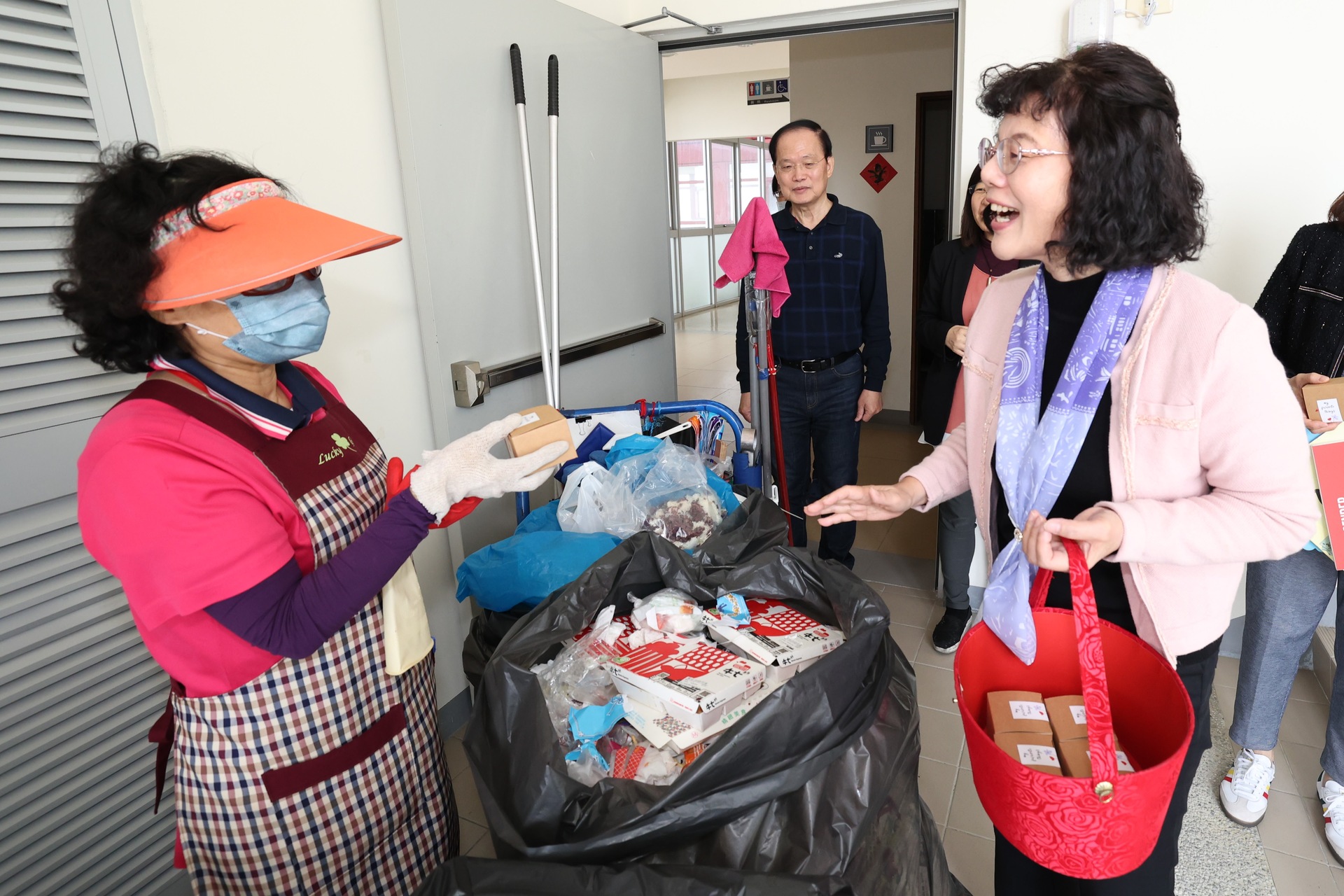 高雄大學校長陳月端貼心為女性教職員準備療癒小物， 祝福婦女節快樂009