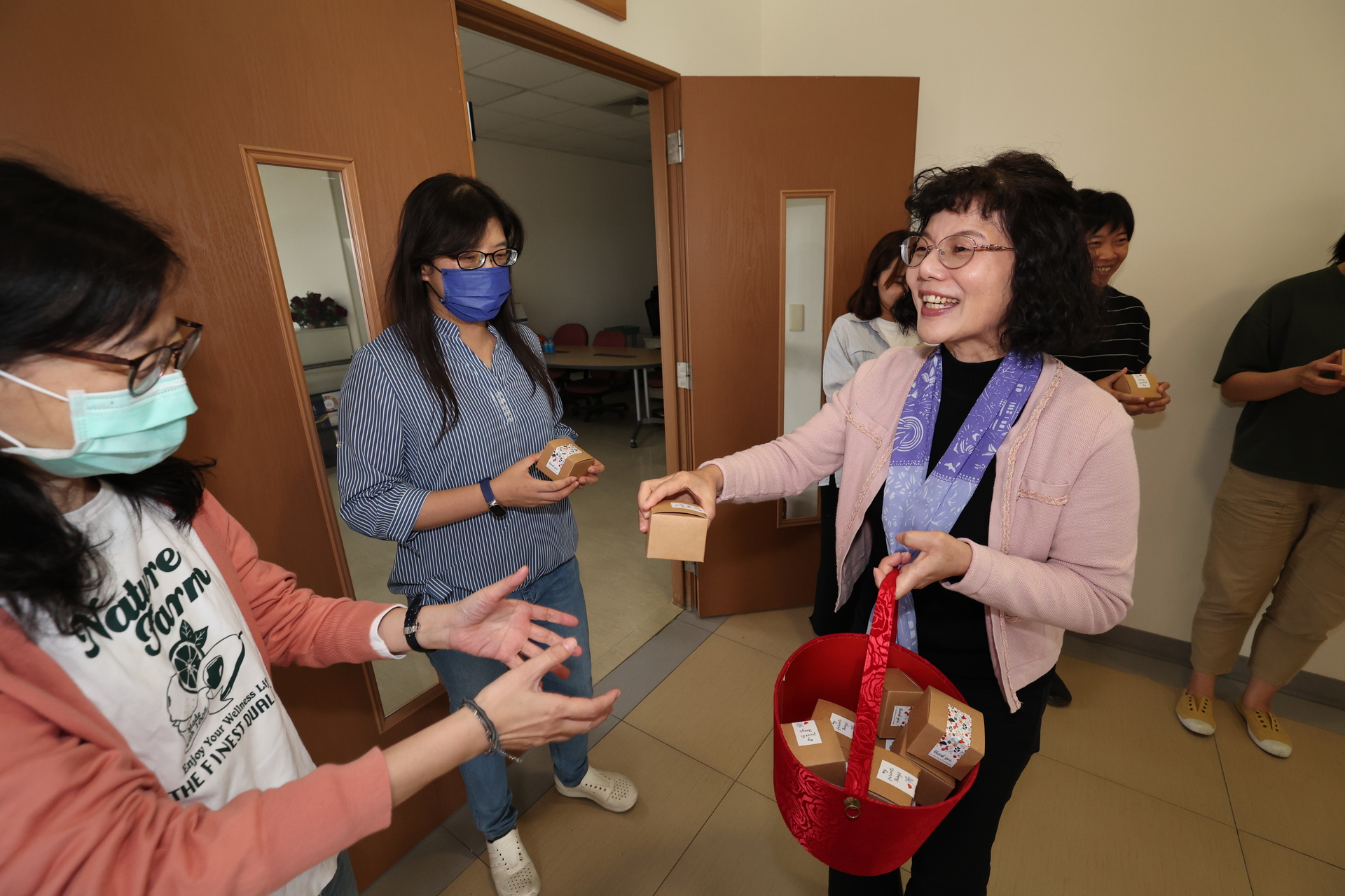 高雄大學校長陳月端貼心為女性教職員準備療癒小物， 祝福婦女節快樂010