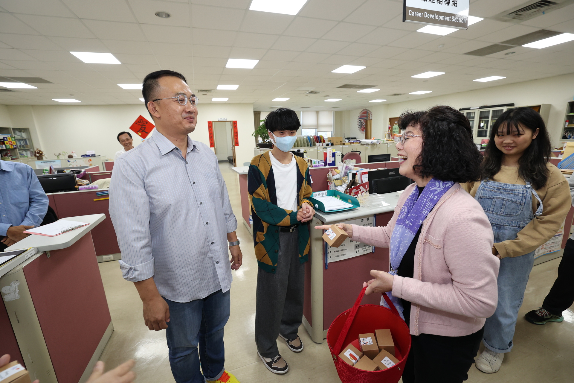 高雄大學校長陳月端貼心為女性教職員準備療癒小物， 祝福婦女節快樂013