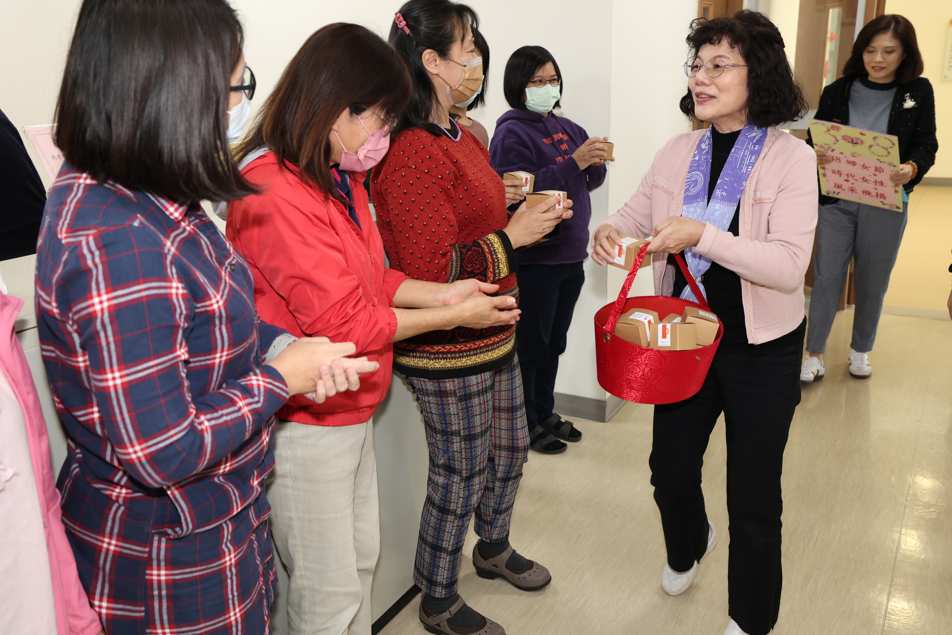 高雄大學校長陳月端貼心為女性教職員準備療癒小物， 祝福婦女節快樂014