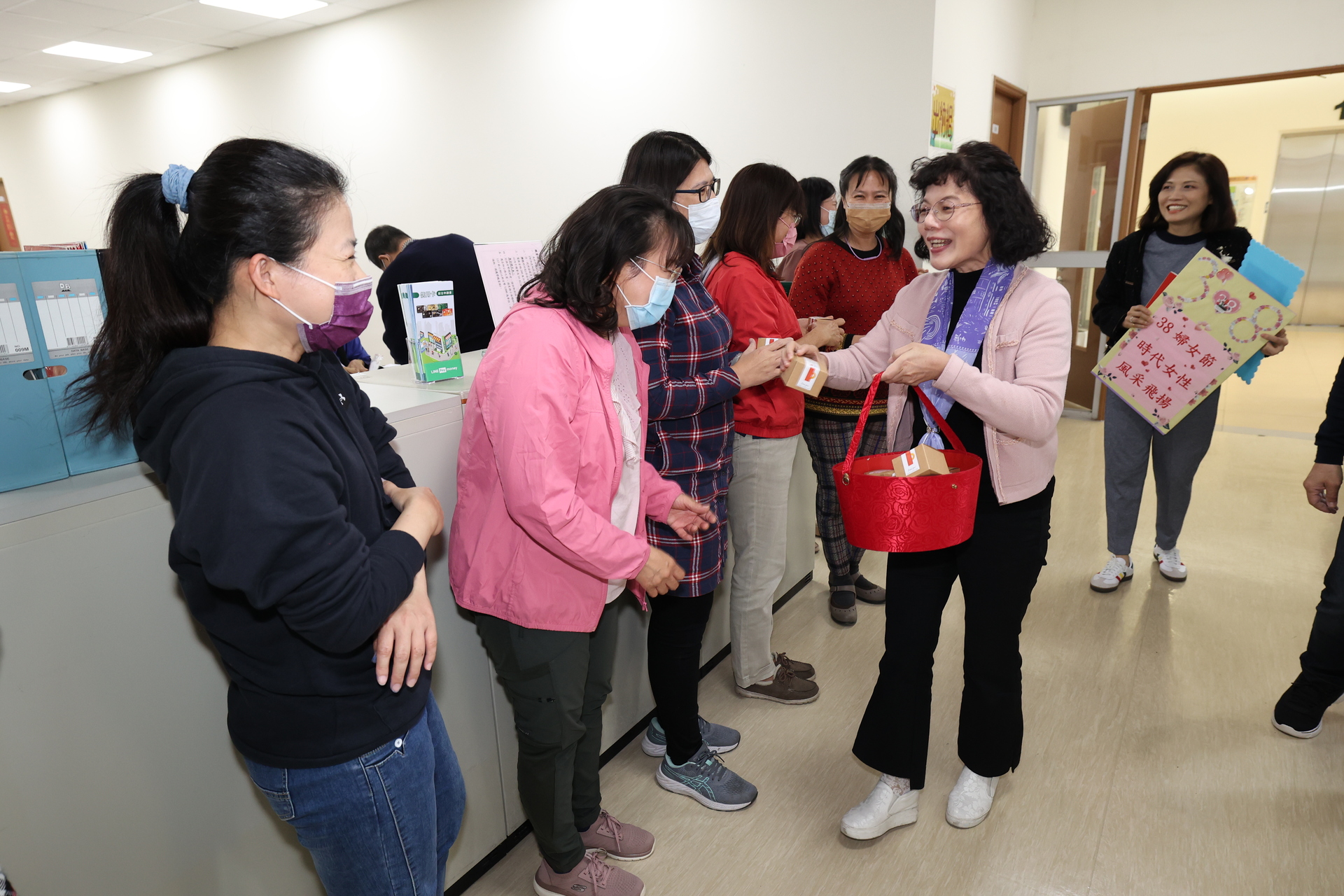 高雄大學校長陳月端貼心為女性教職員準備療癒小物， 祝福婦女節快樂015