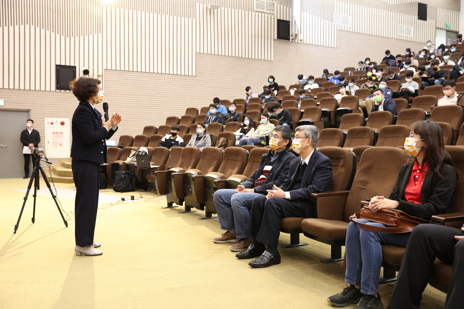 高雄大學校長陳月端（左）開場引言介紹前副總統、中研院院士陳建仁。