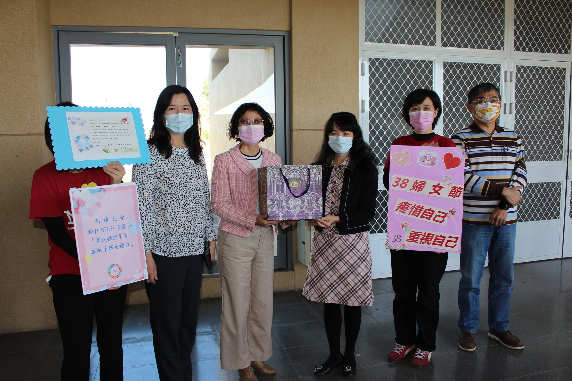 高雄大學校長陳月端走訪校內各單位， 向女性教職員致意感謝、贈以祝福巧克力。002