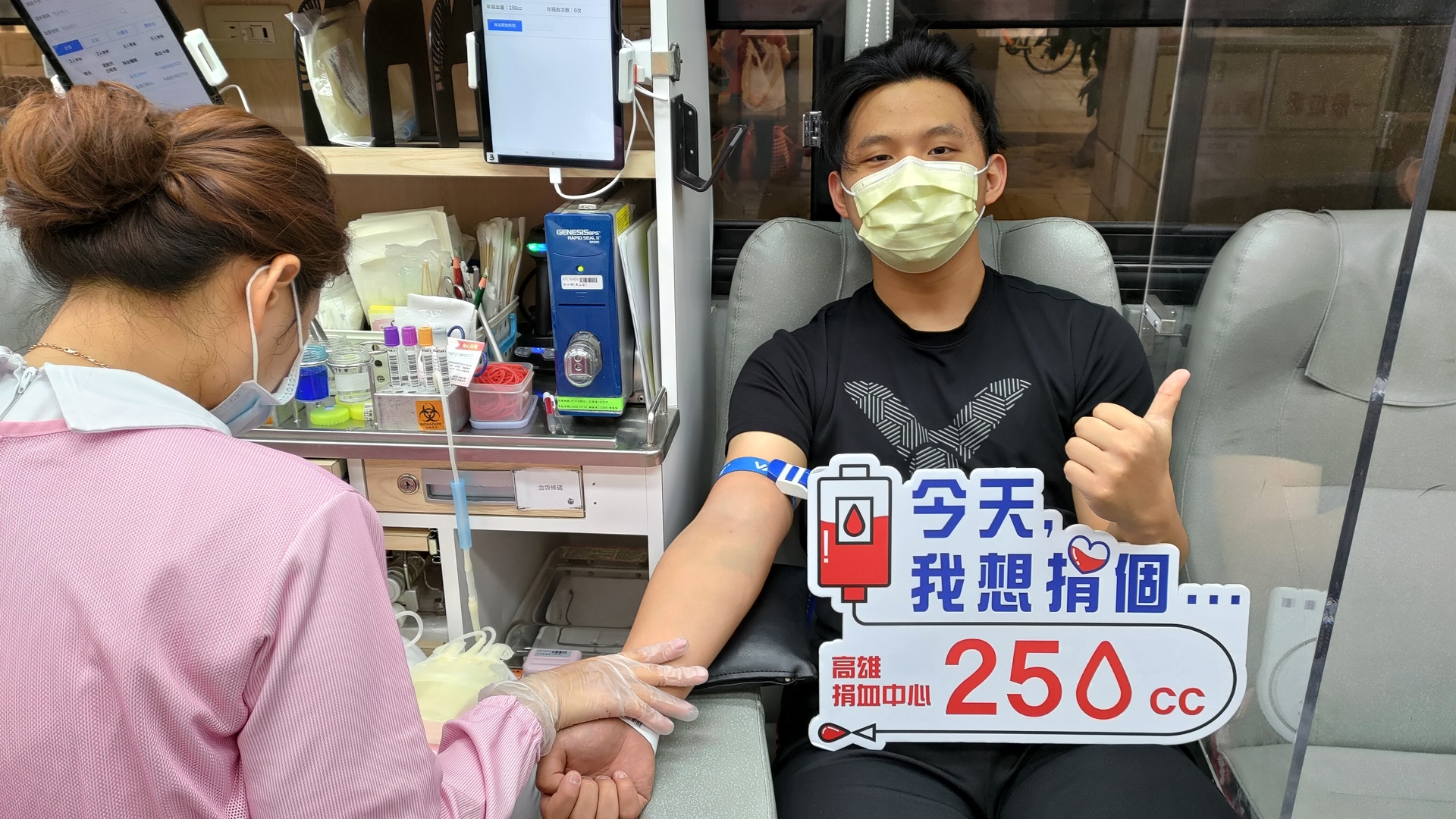 師生熱烈響應，利用下課午休時間前往挽袖捐血。