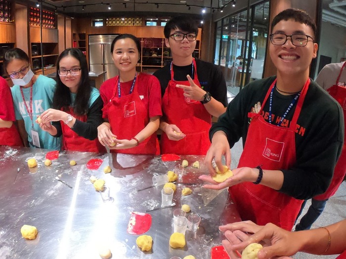 <高大南向教育系列報導>越南假日學校 越生製作綠豆椪 學華語商管、體驗台灣文化