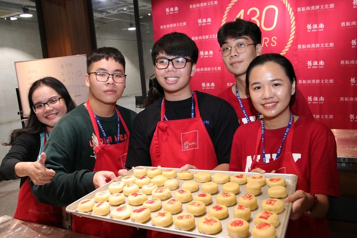<高大南向教育系列報導>越南假日學校 越生製作綠豆椪 學華語商管、體驗台灣文化