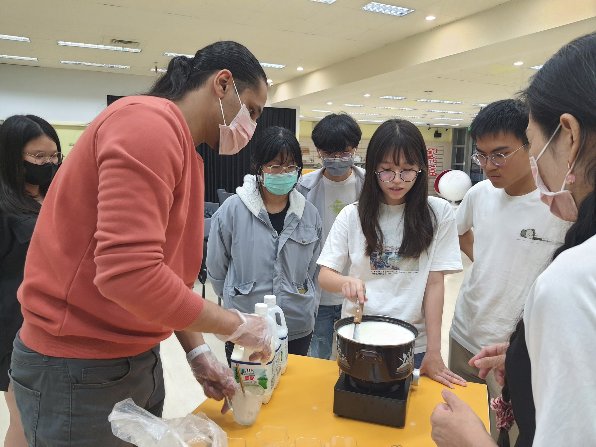 來自埃及的台灣女婿何穆偕同妻子受邀教導高雄大學師生製作埃及傳統甜點「米酪」001