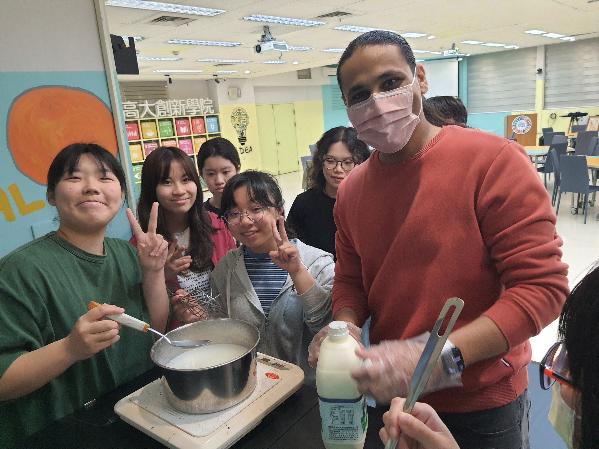 來自埃及的台灣女婿何穆偕同妻子受邀教導高雄大學師生製作埃及傳統甜點「米酪」003