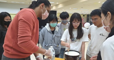來自埃及的台灣女婿何穆偕同妻子受邀教導高雄大學師生製作埃及傳統甜點「米酪」