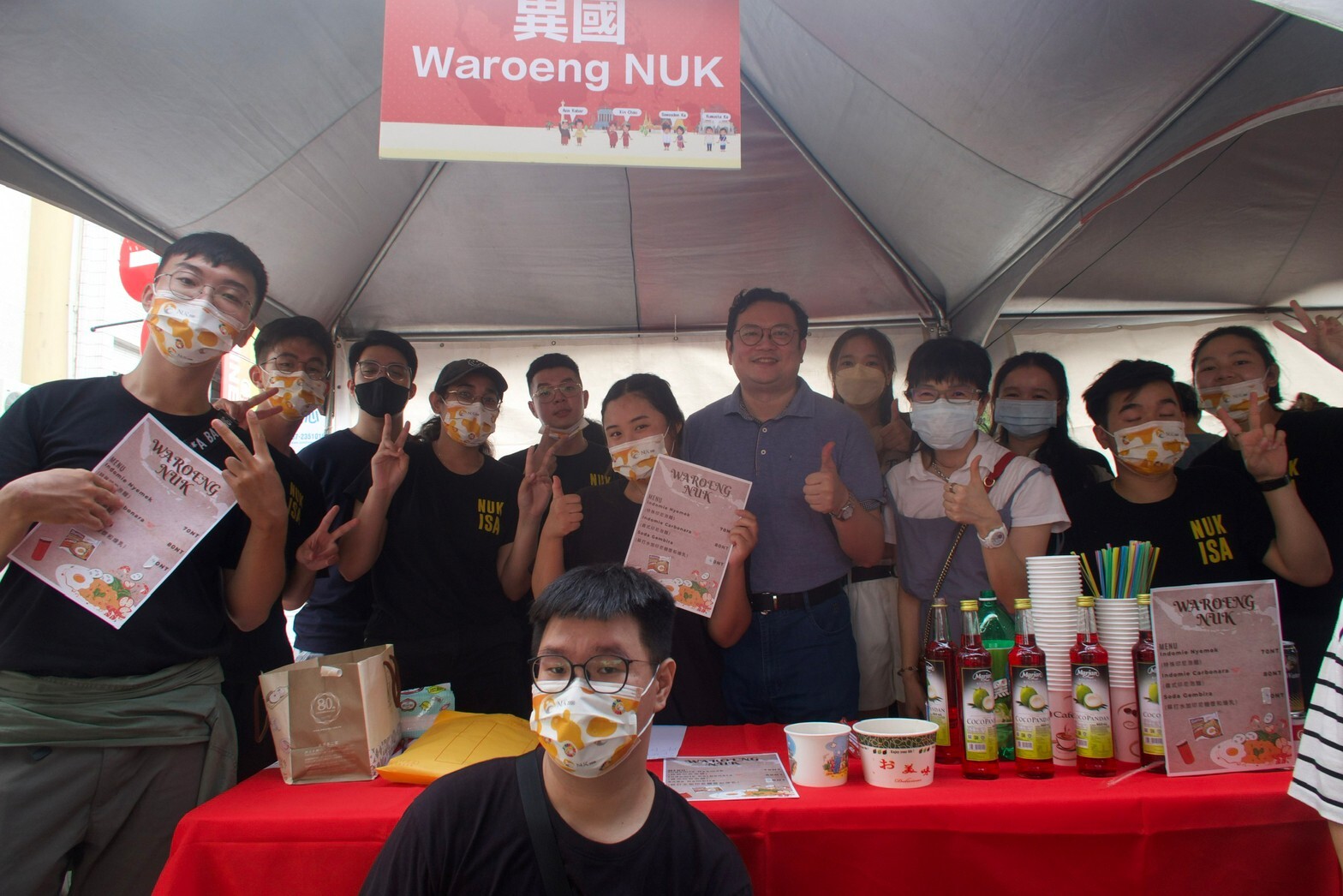Hsing-Hao Wu from Office of International Affairs of NUK cheered students up with colleagues 01