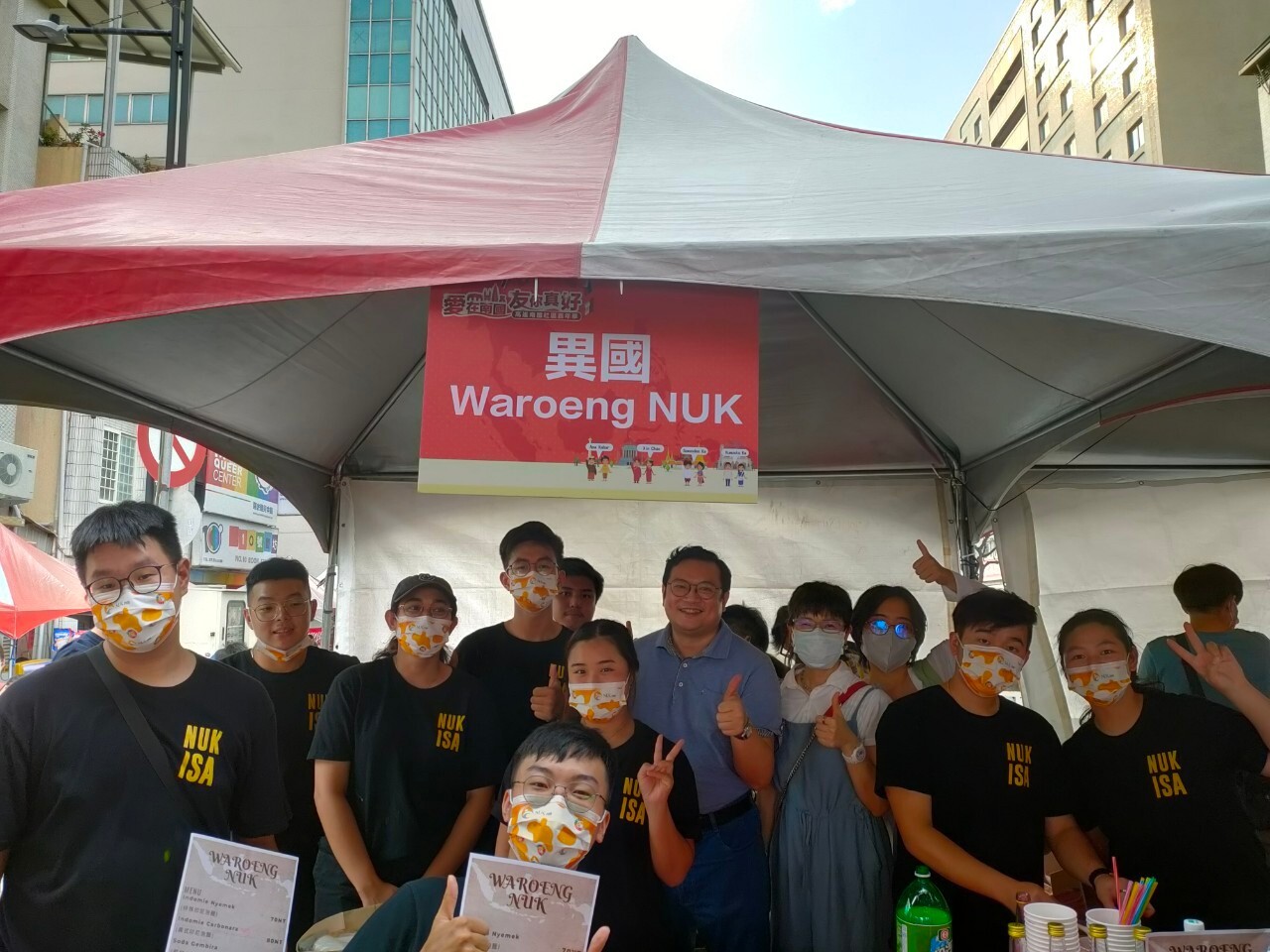 Hsing-Hao Wu from Office of International Affairs of NUK cheered students up with colleagues 02