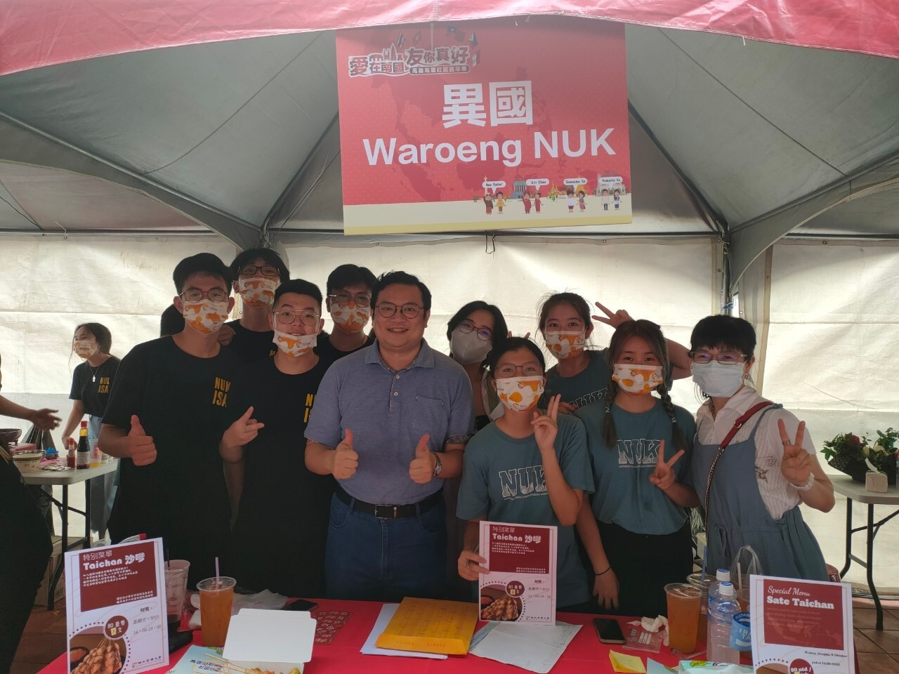 Hsing-Hao Wu from Office of International Affairs of NUK cheered students up with colleagues 03