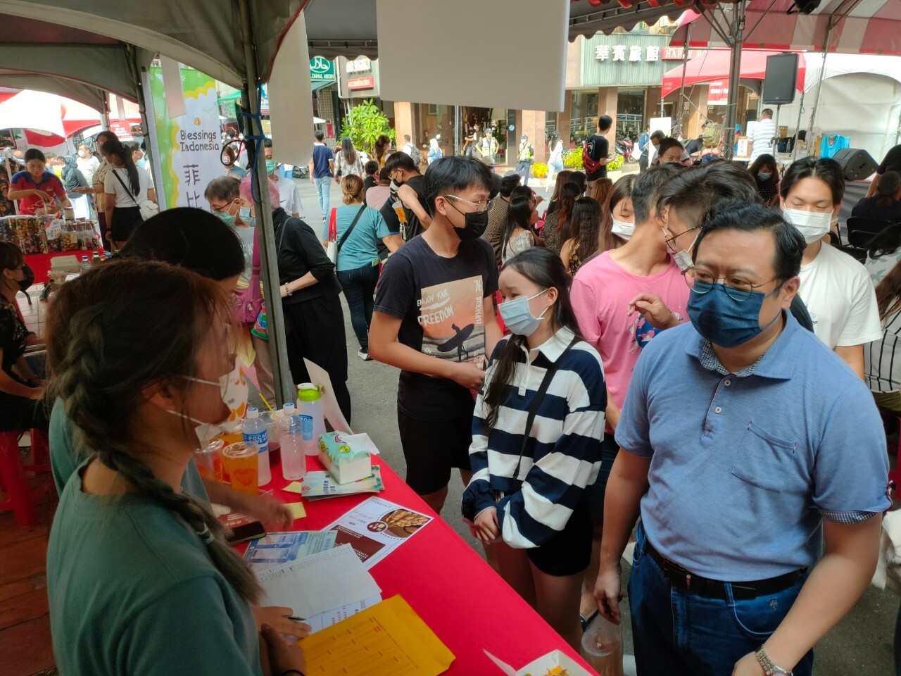 Hsing-Hao Wu from Office of International Affairs of NUK cheered students up at the stand