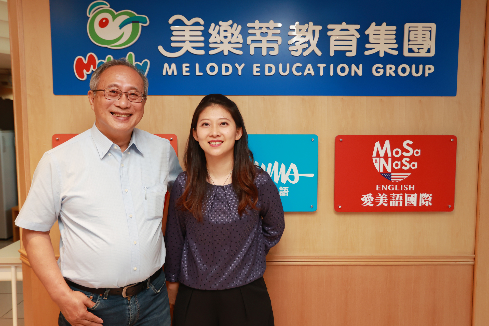 美樂蒂文教董事長李宗銘（左）與女兒合影