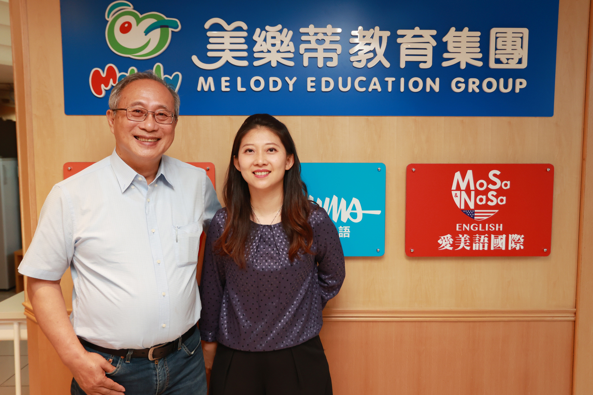 美樂蒂文教董事長李宗銘(左)與女兒合影圖片