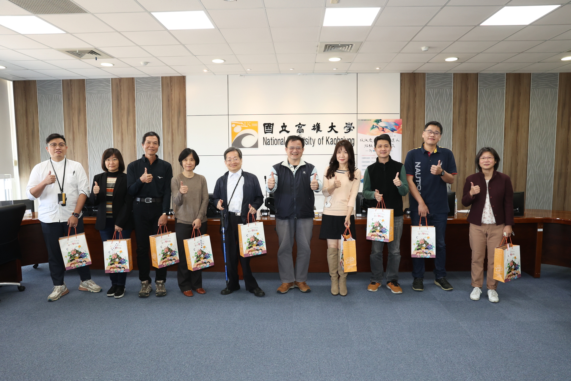 學務長陳德興與9名校級優良導師候選人合影