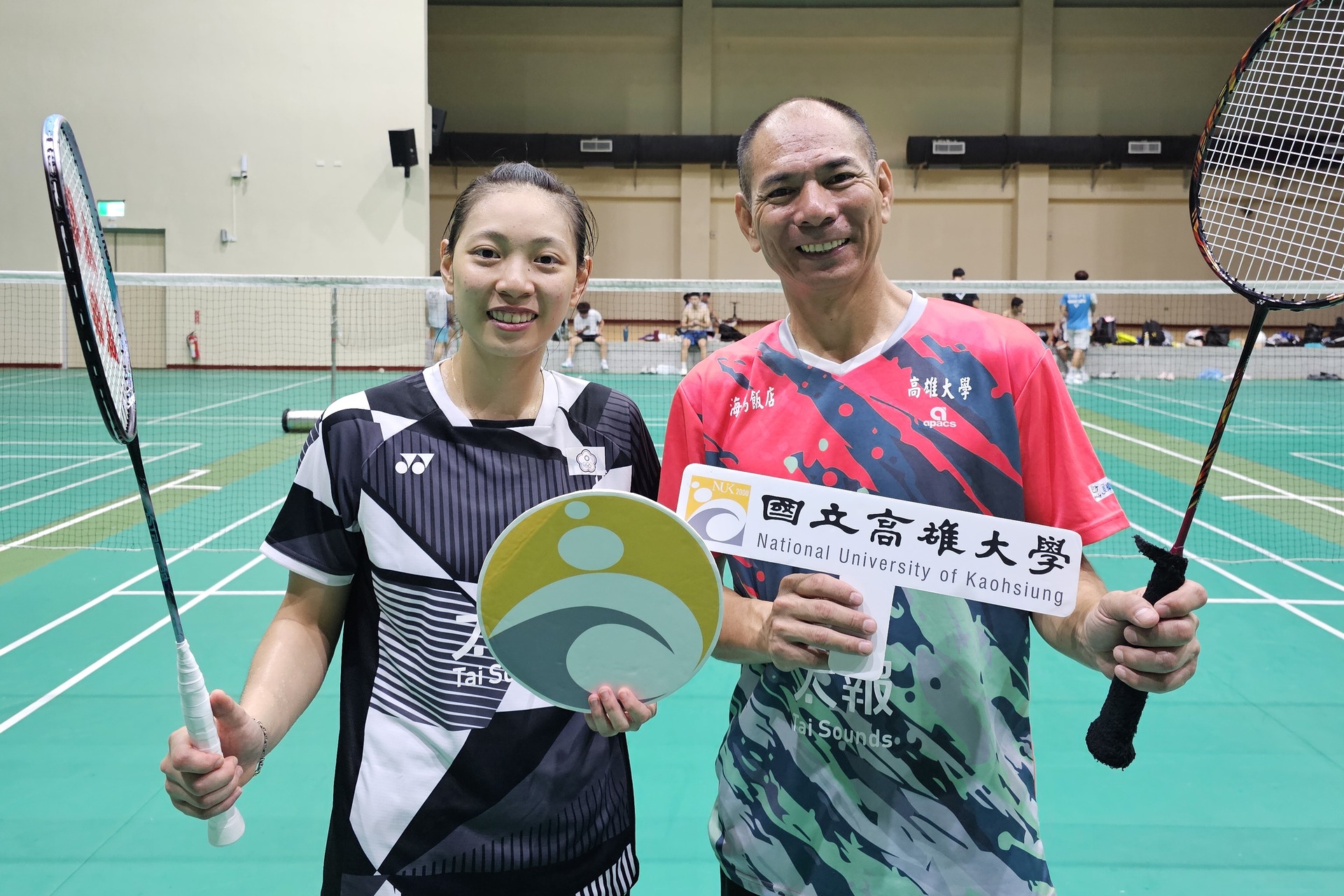 運競系黃宥薰(左)勇奪印尼大師賽女單冠軍,右為慈父兼教練、運競系副教授黃全成。圖片