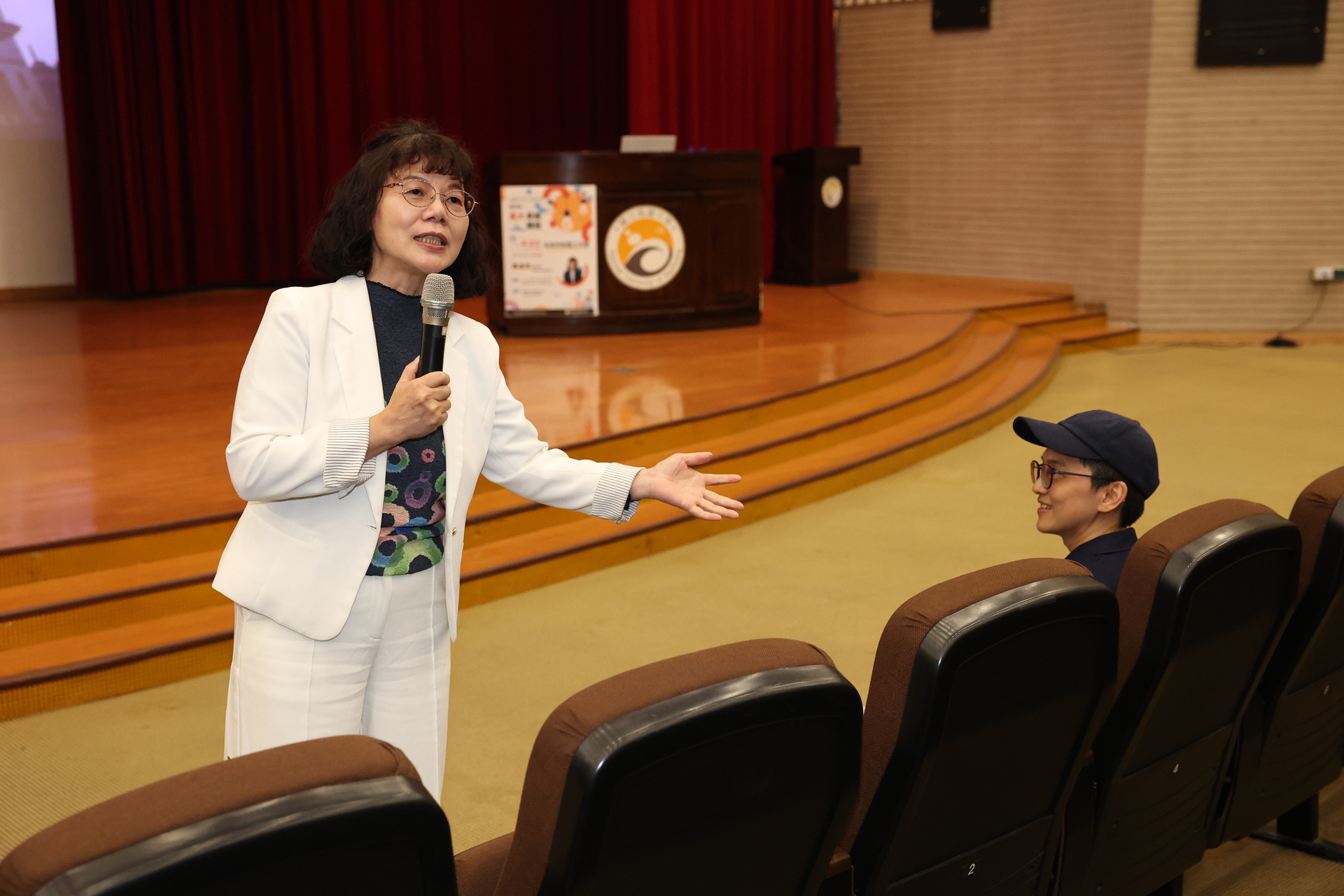 高雄大學校長陳月端（左）開場介紹 高大（財經法律系畢業）校友、現任華泰電子股份有限公司人力資源處處長許景貞