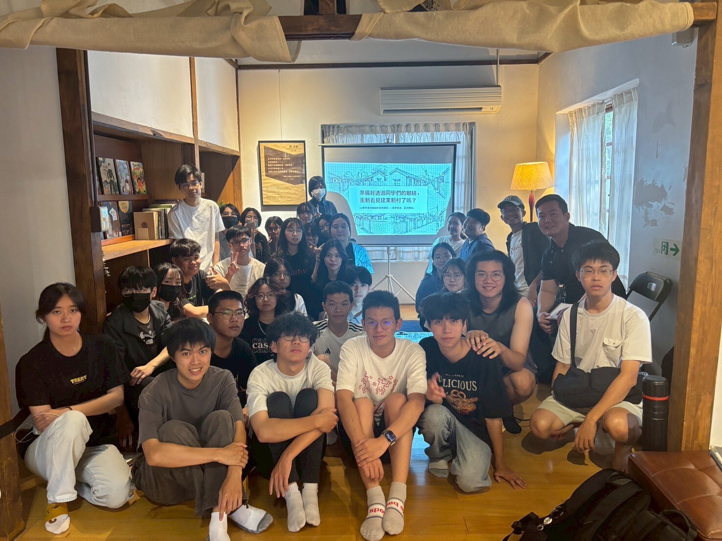 國立高雄大學建築學系助理教授蔡寧帶領學生走入左營海軍眷村，透過空間觀察與圖像轉譯，探索地方記憶與歷史紋理001
