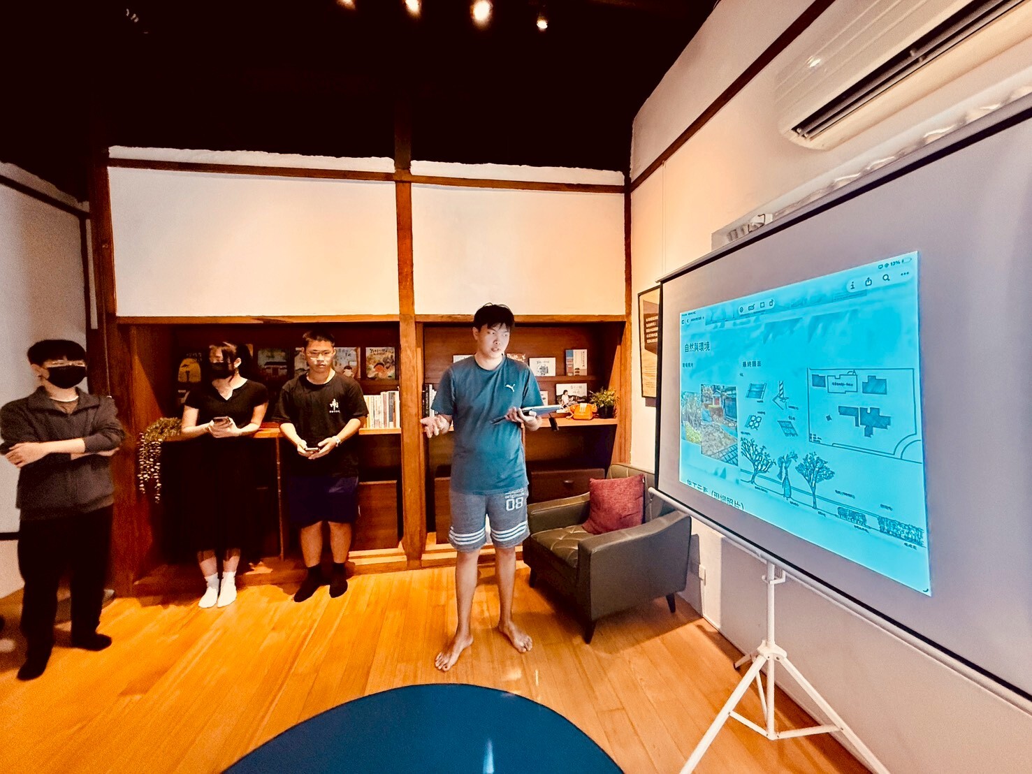 國立高雄大學建築學系助理教授蔡寧帶領學生走入左營海軍眷村，透過空間觀察與圖像轉譯，探索地方記憶與歷史紋理012