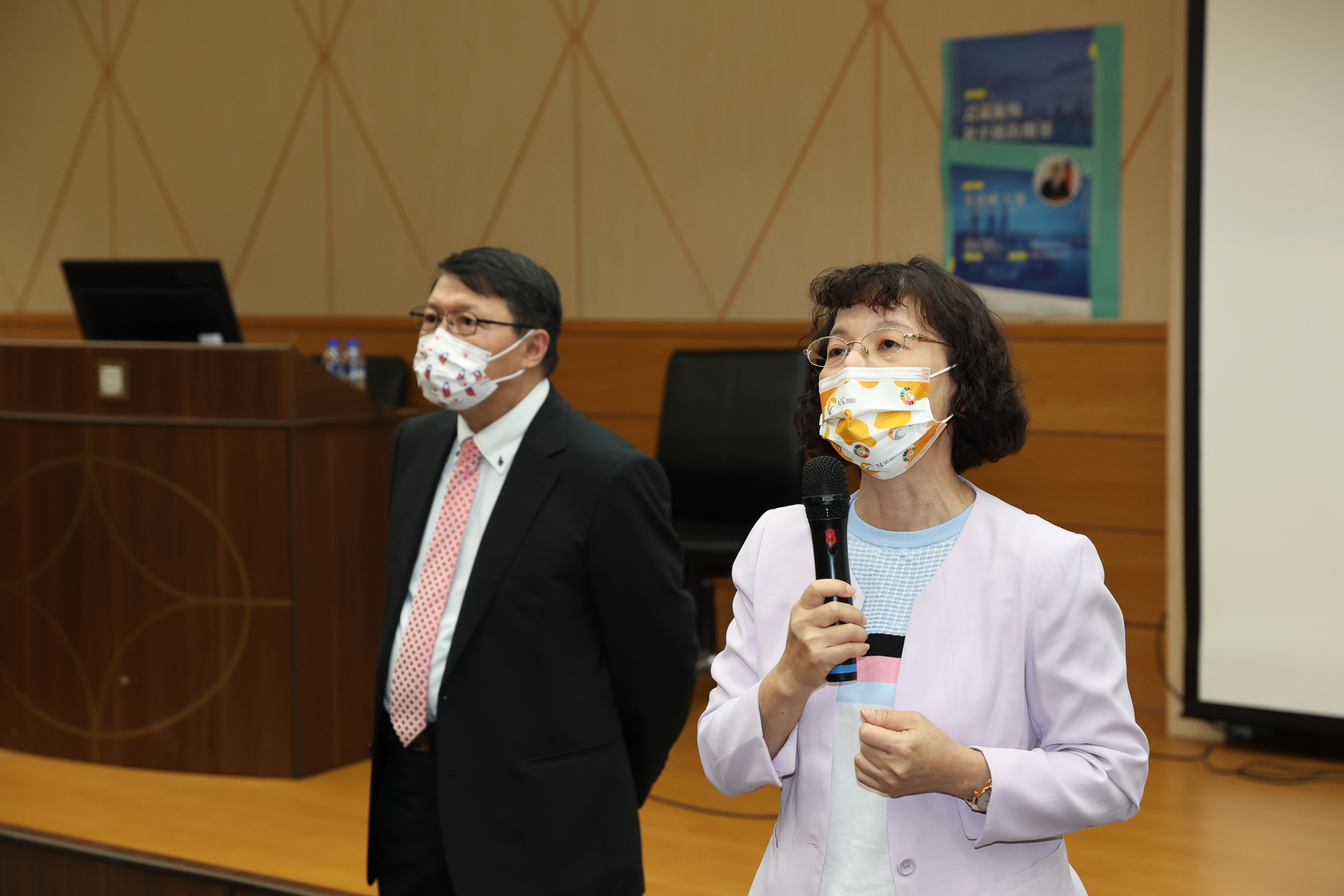 高雄大學校長陳月端（右）開場致詞