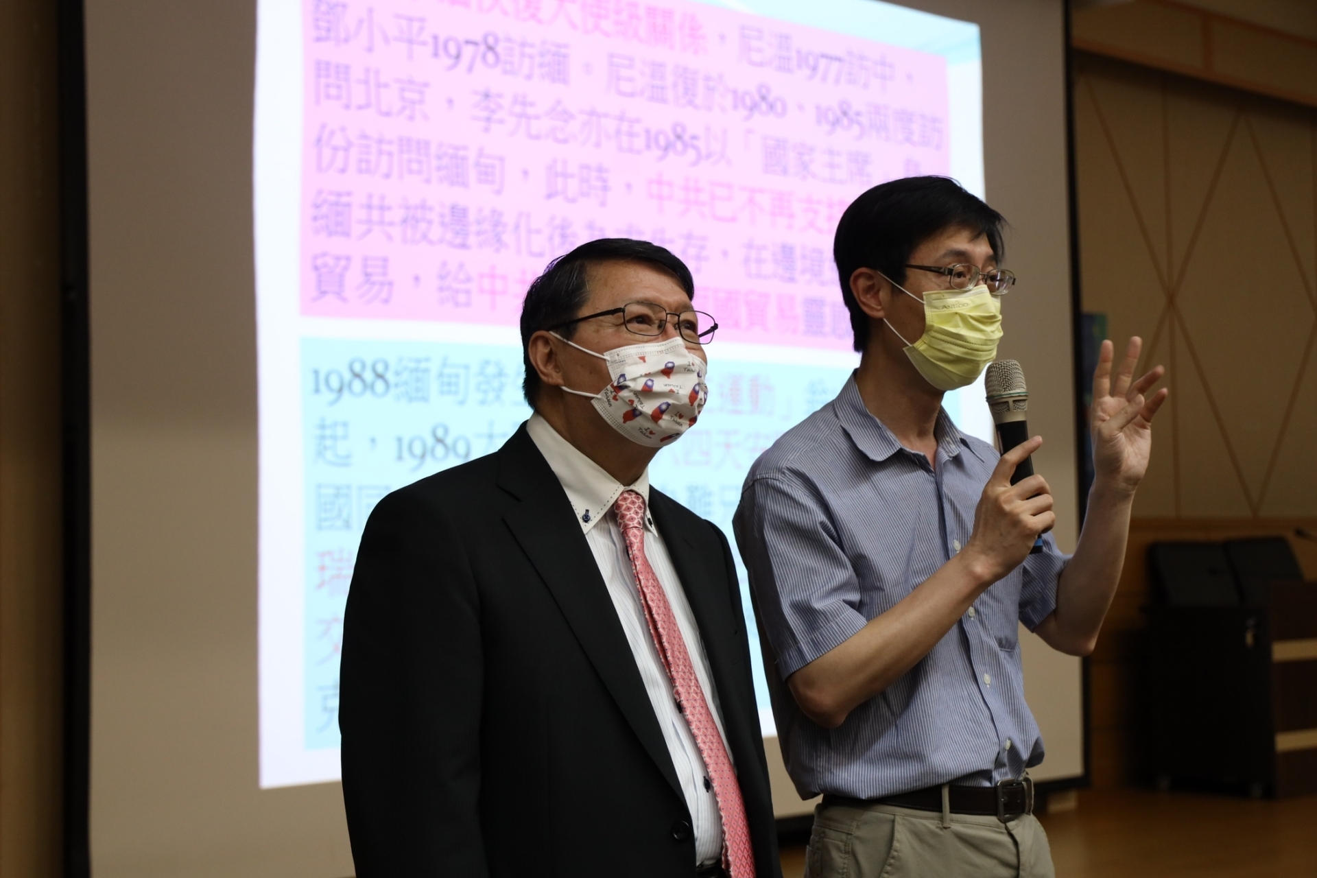 通識中心主任余進忠（右）致詞感謝（藝創系學生伍兆康攝影）