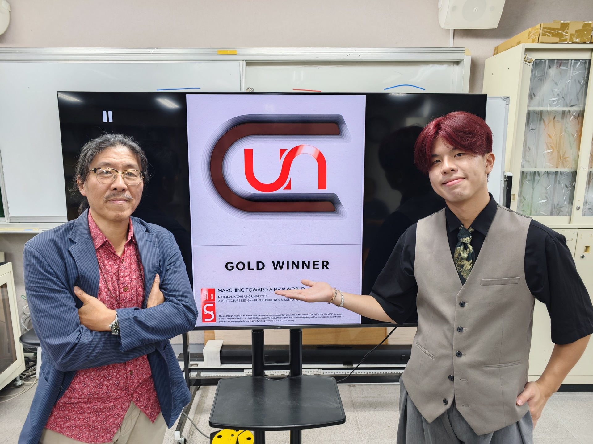 建築系系主任陳逸杰（左）指導學生彭義棠，奪下 UN Design Award 建築類金獎圖片