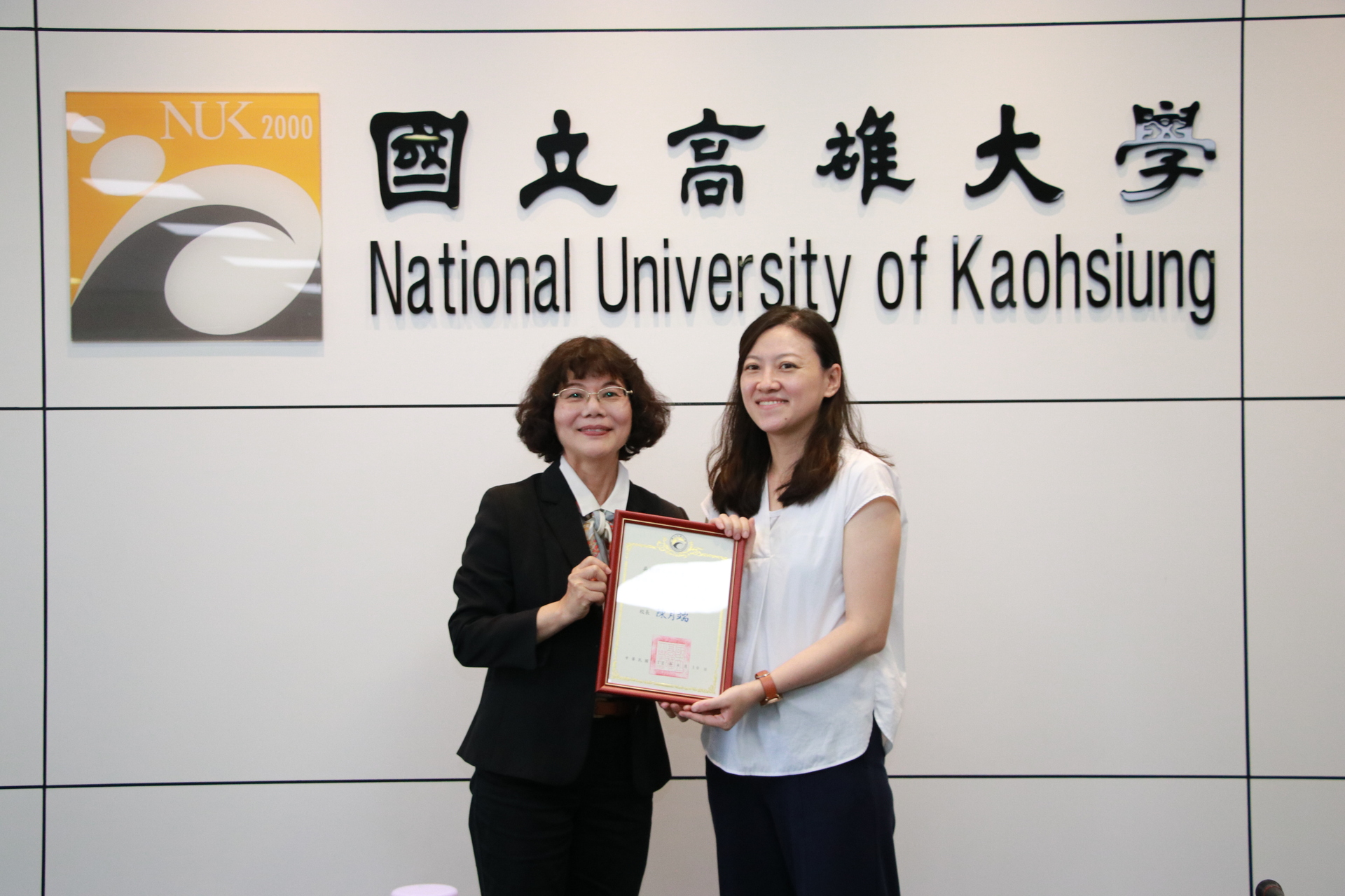 校長頒發在高大服務滿10年資深服務獎-吳凱瑛校聘系務秘書