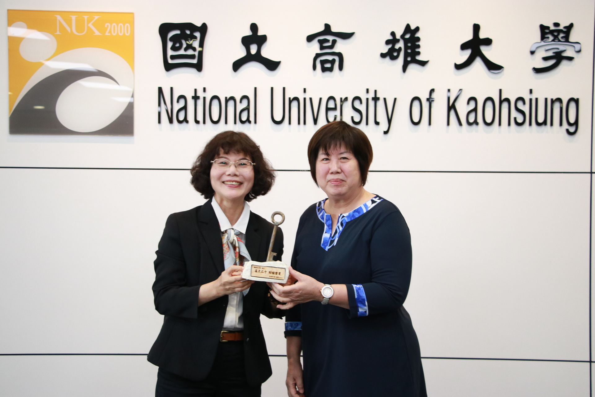 校長頒發在高大服務滿20年資深服務獎-孫美蓮教授