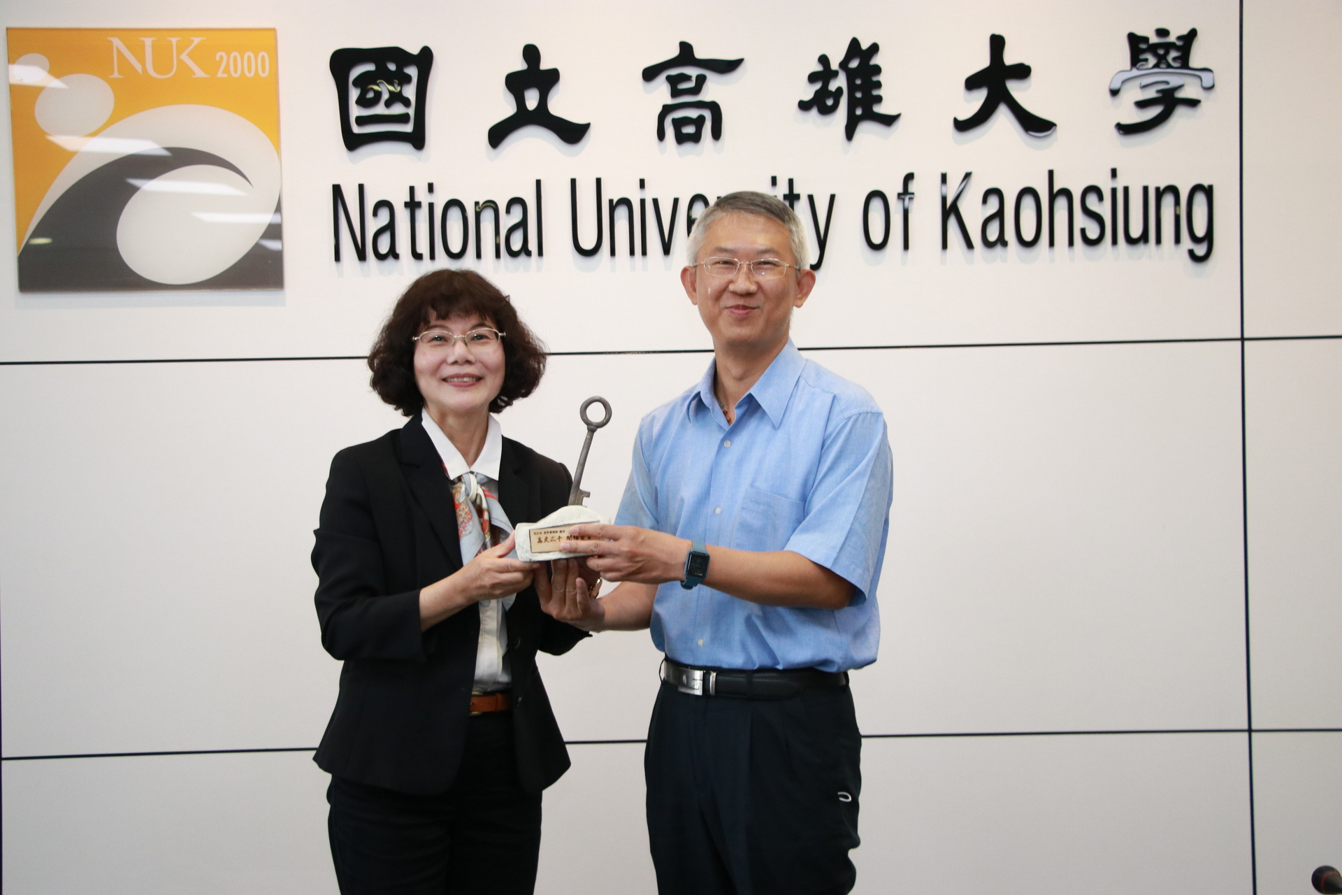 校長頒發在高大服務滿20年資深服務獎-趙志宏管理師