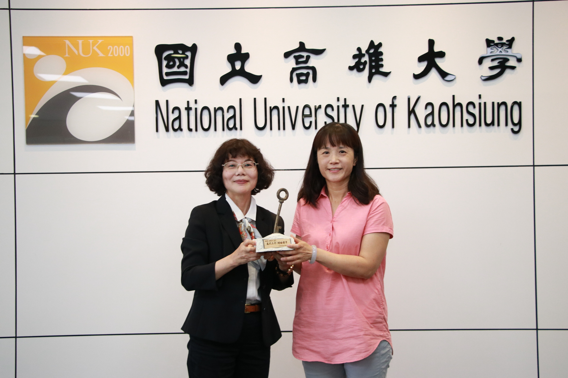 校長頒發在高大服務滿20年資深服務獎-張夏甄校聘組員