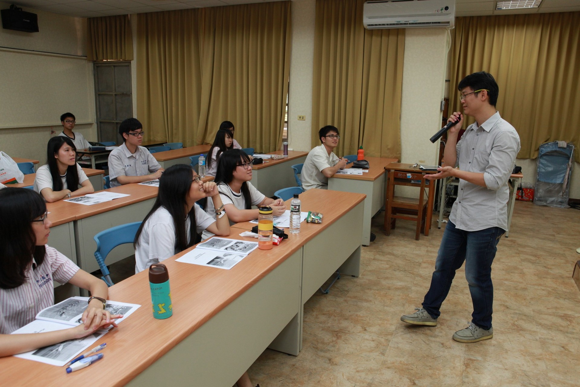 高雄大學為中正、鳳山、鳳新3所高中學生開設「微積分」、「商業概論」兩門課程，協助提早適應大學課業。【圖為亞太系助理教授楊詠凱上課情形】