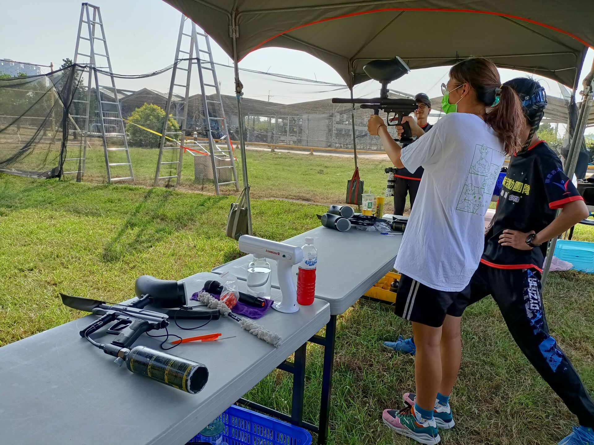 學生議會舉辦「漆彈射靶」、「毛毛蟲競速」等趣味競賽，吸引學生踴躍報名，揮灑青春汗水以及不絕於耳歡笑聲。【應化系113級學生何菡芫攝影】