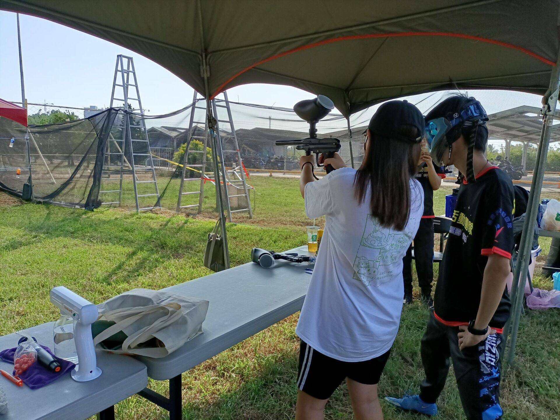 「漆彈固定靶射擊20發」02【應化系113級學生何菡芫攝影】