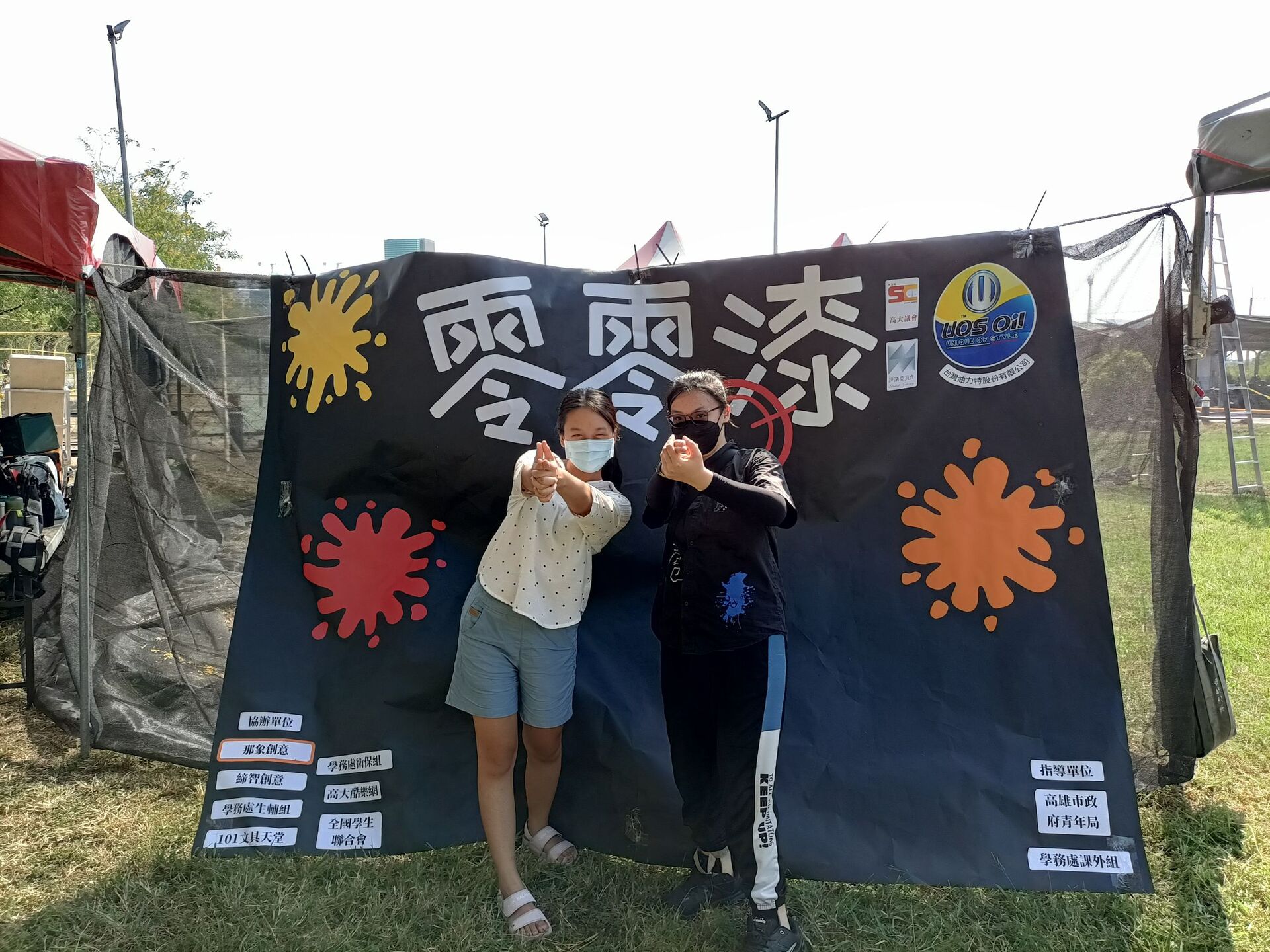 採訪者、應用化學系113級學生何菡芫（左）與主辦人、高大學生議會前議長胡詠詠合影【應化系113級學生何菡芫攝影】