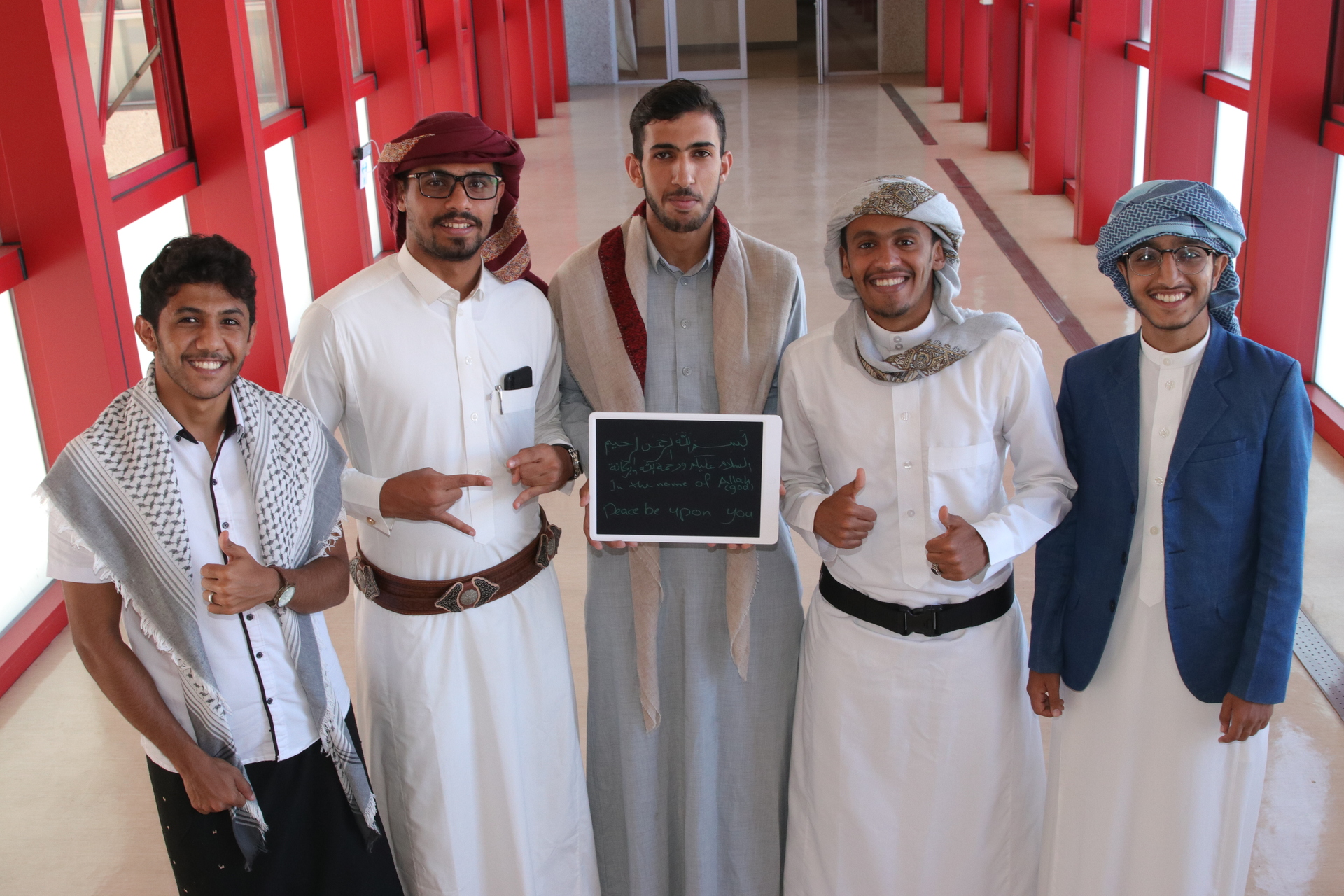 左起：馬列克（Abd Ulmalek Ali AL-shabany）、益善（Esam Sharyan Muthanna AL-Helali）、義思邁（Esmail Nabil Hussein AL-Sumaini）、默德（Mohammed Rabbad）、穆德（Mohammed Mustafa Hussein AL-Amrani）等5名葉門青年，這學期申請成為國立高雄大學交換生。