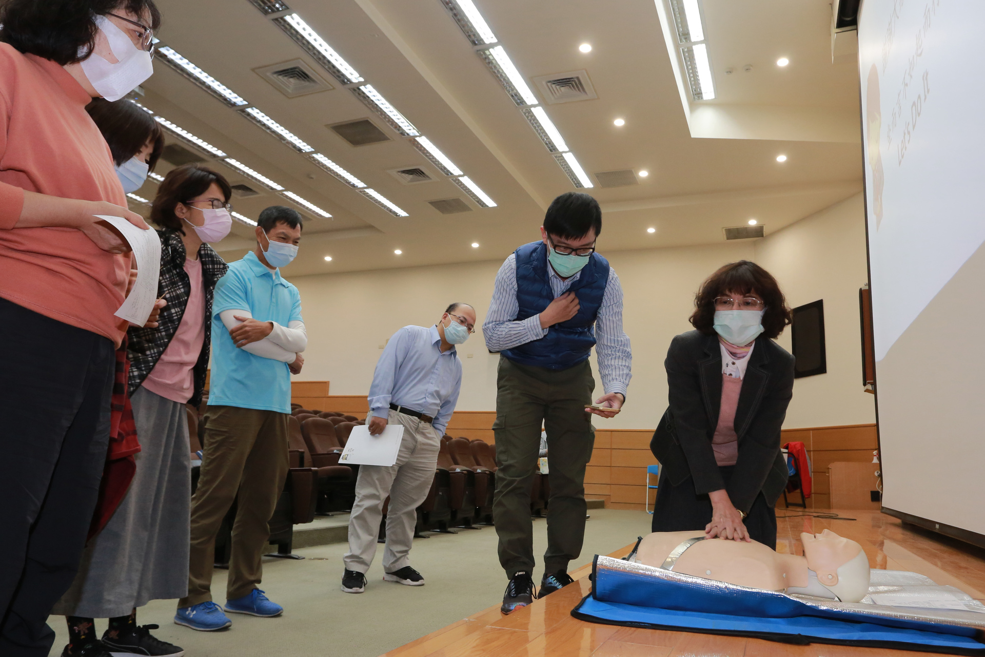 國立高雄大學校長陳月端20日出席校內「CPR+AED 教育訓練」，一同參與講習及實際操作「叫叫壓電」