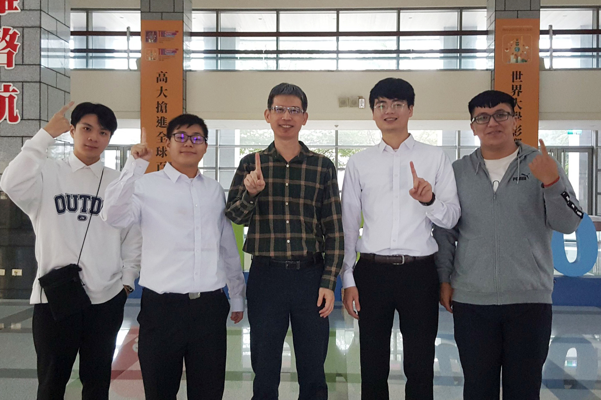 資管系教授郭英峰指導學生參與專題競賽奪冠
