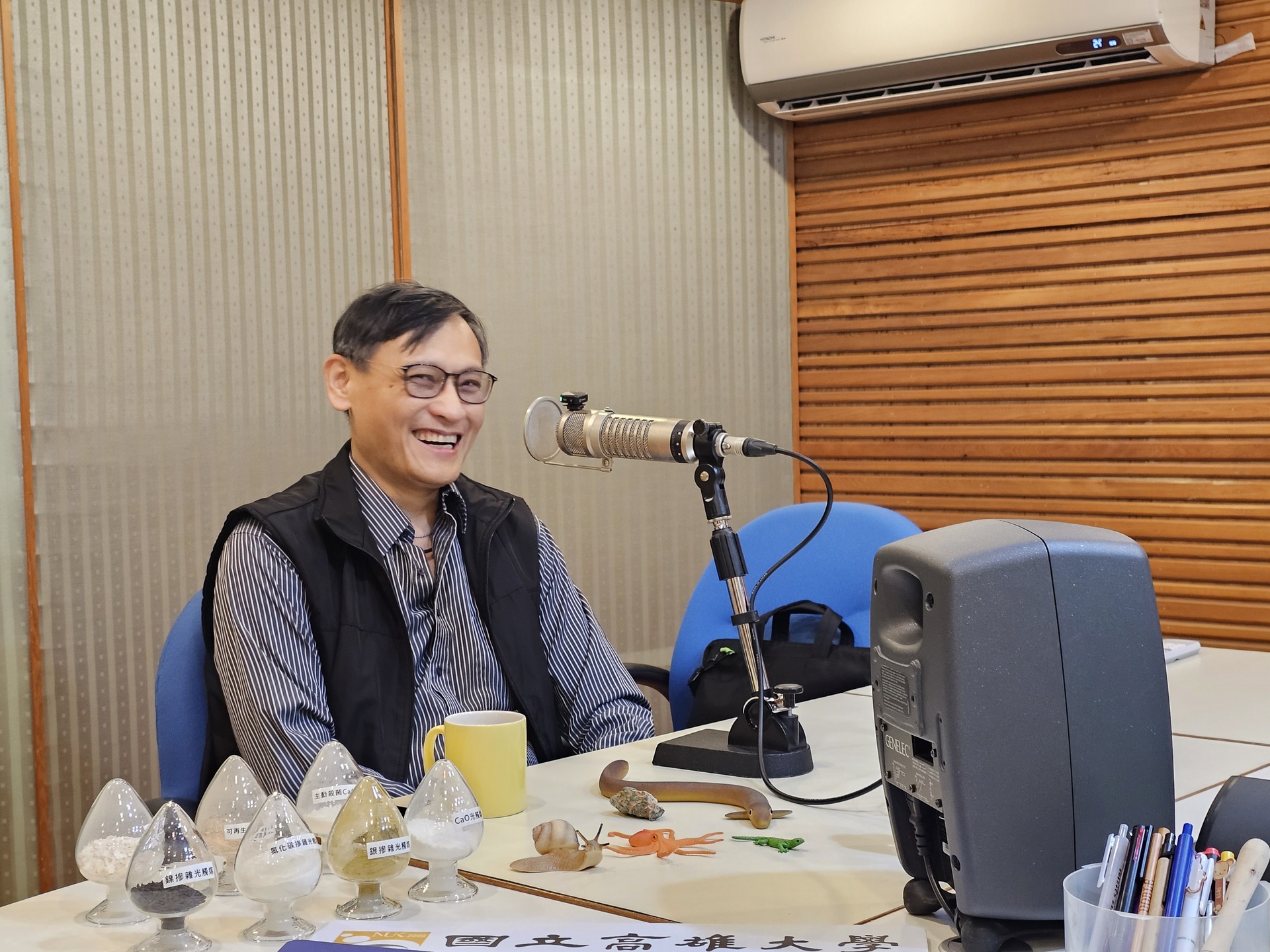 高雄大學化材系特聘教授鍾宜璋接受電臺高雄分臺《簾簷跤》節目主持人董立（董娘）專訪，分享仿生研究與自然循環思維003
