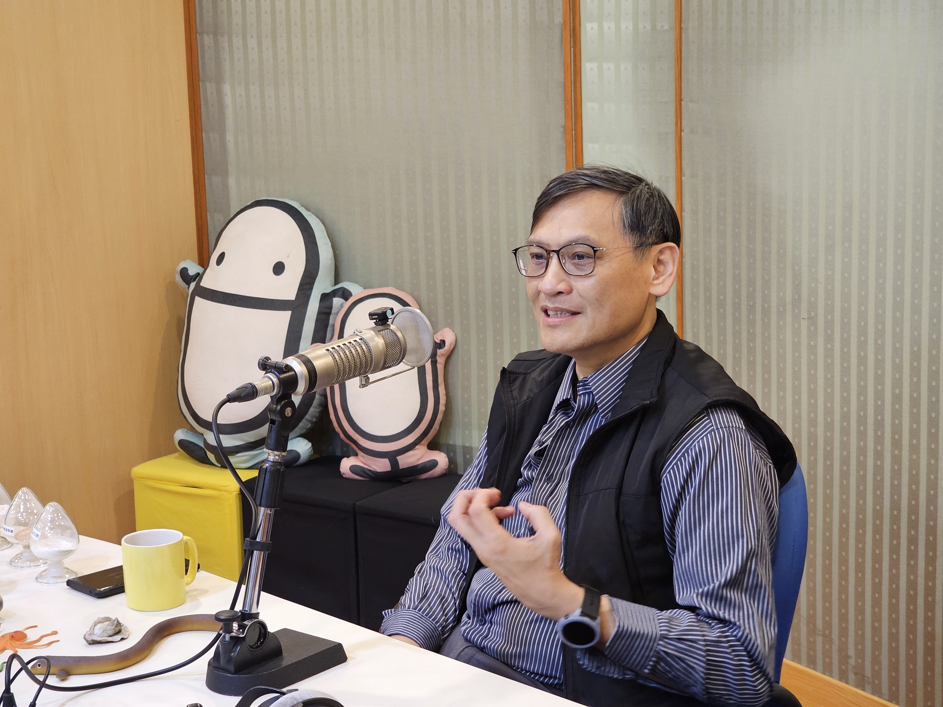 高雄大學化材系特聘教授鍾宜璋接受電臺高雄分臺《簾簷跤》節目主持人董立（董娘）專訪，分享仿生研究與自然循環思維004