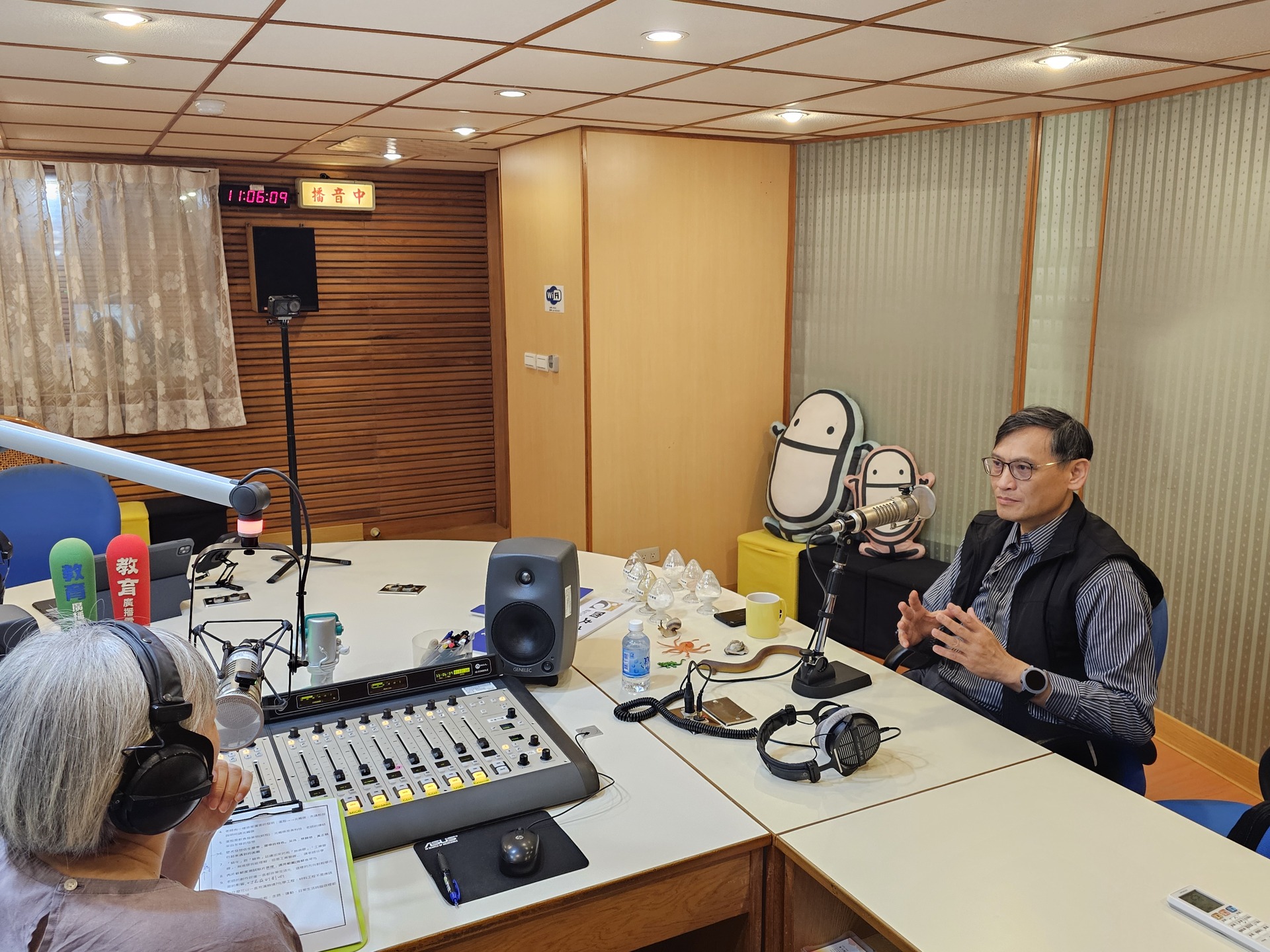 高雄大學化材系特聘教授鍾宜璋接受電臺高雄分臺《簾簷跤》節目主持人董立（董娘）專訪，分享仿生研究與自然循環思維005