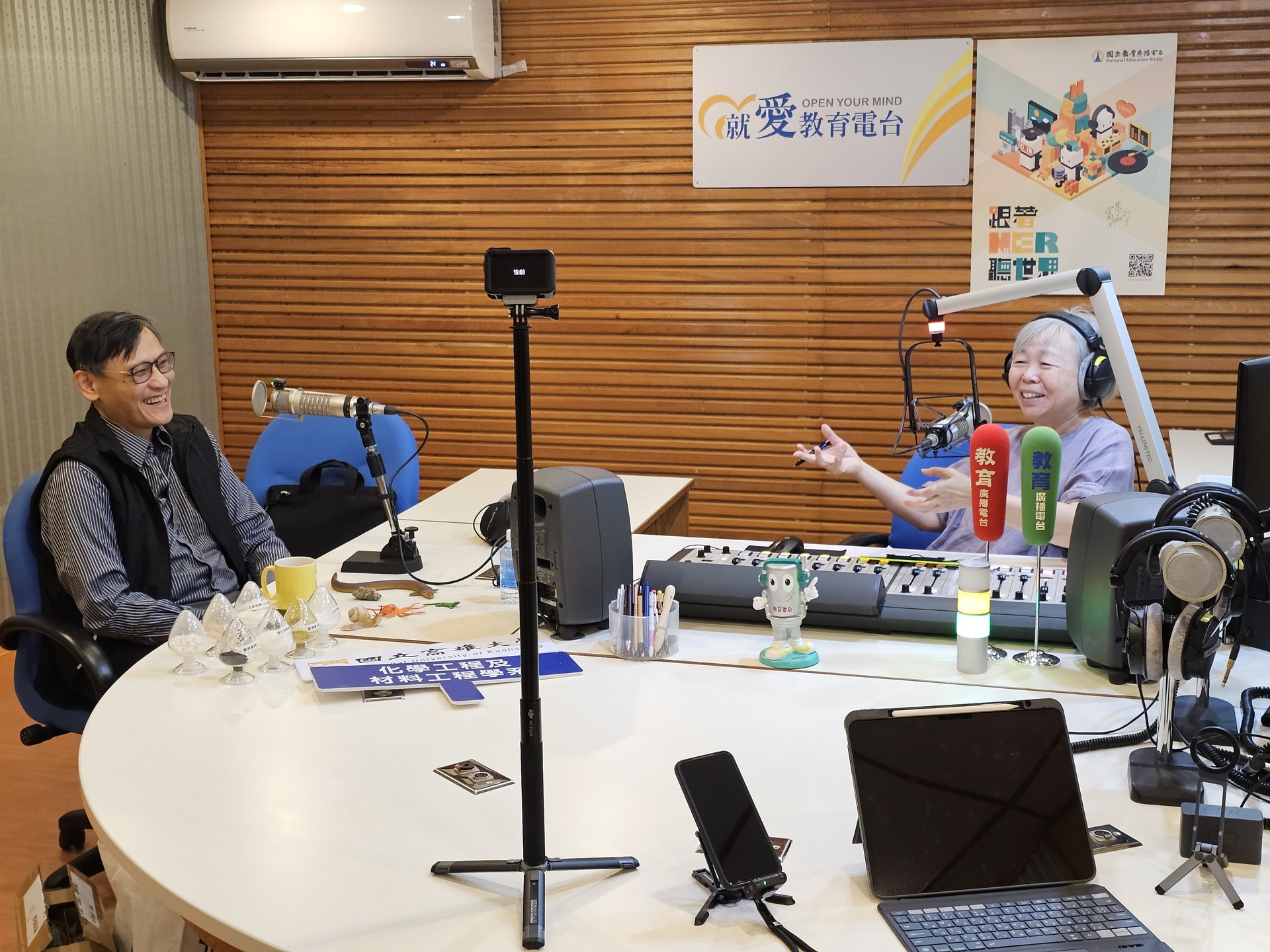 高雄大學化材系特聘教授鍾宜璋接受電臺高雄分臺《簾簷跤》節目主持人董立（董娘）專訪，分享仿生研究與自然循環思維008