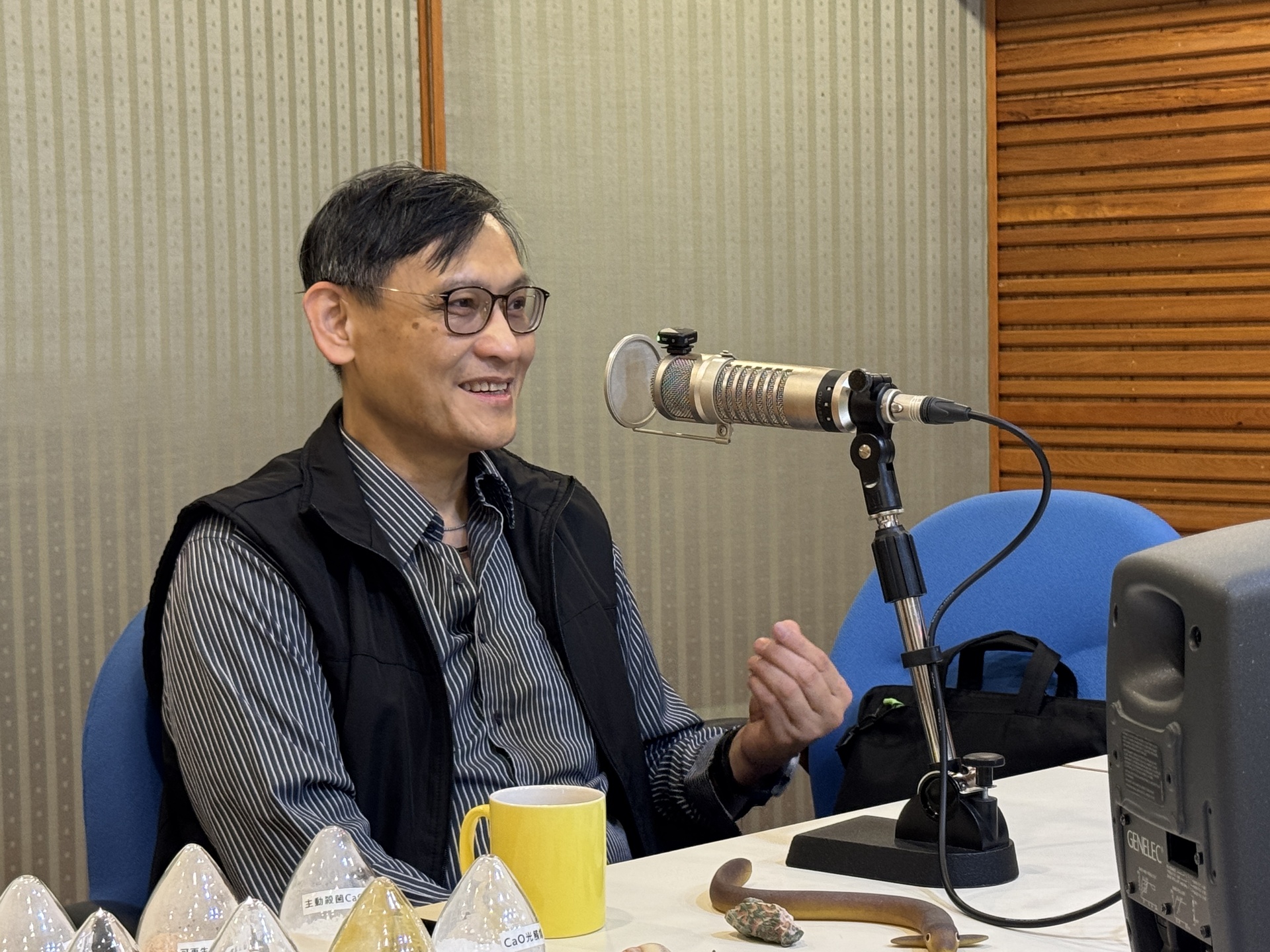 高雄大學化材系特聘教授鍾宜璋接受電臺高雄分臺《簾簷跤》節目主持人董立（董娘）專訪，分享仿生研究與自然循環思維009