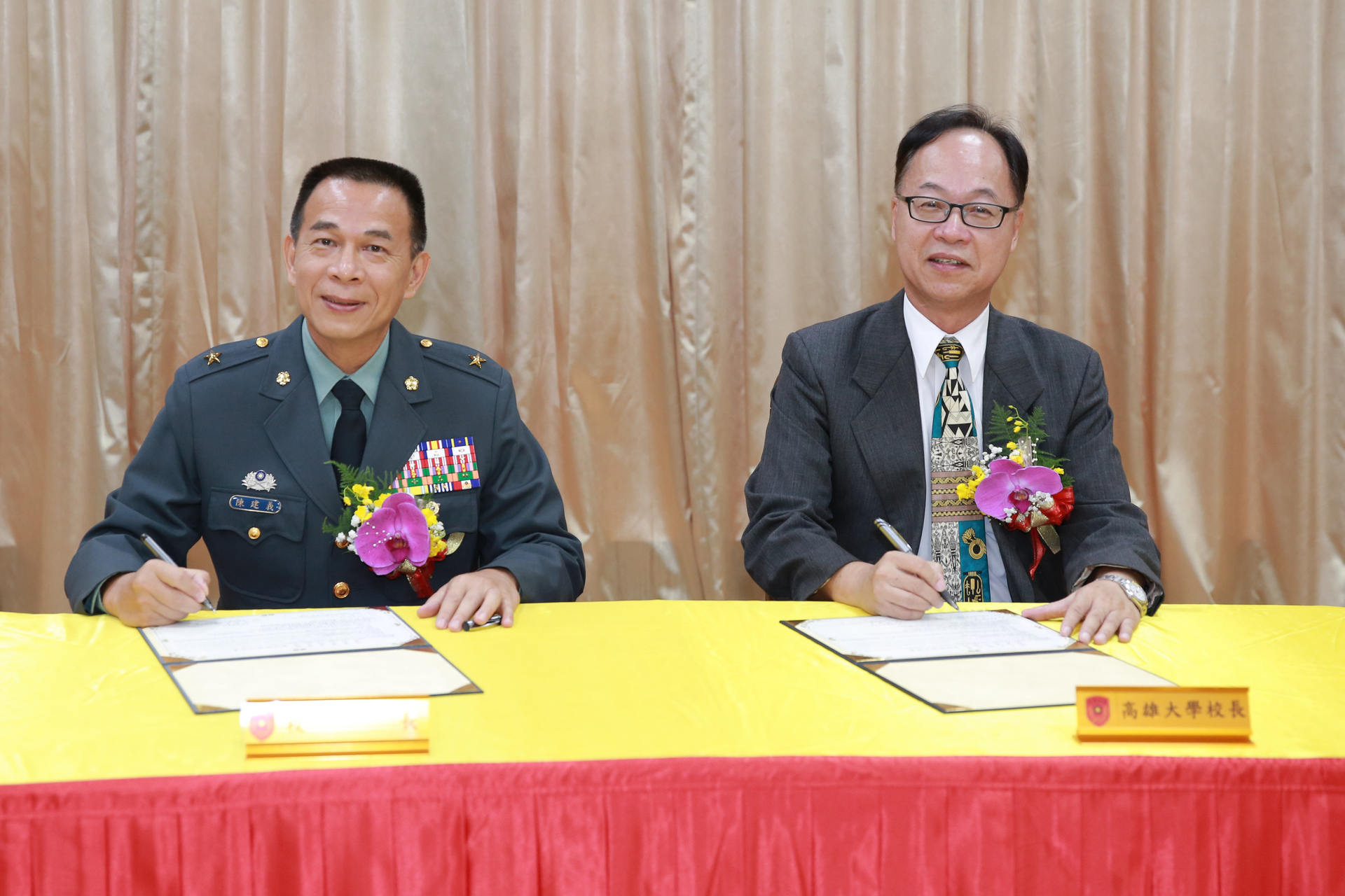 高雄大學校長王學亮（右）、陸軍官校校長陳建義代表雙方簽約