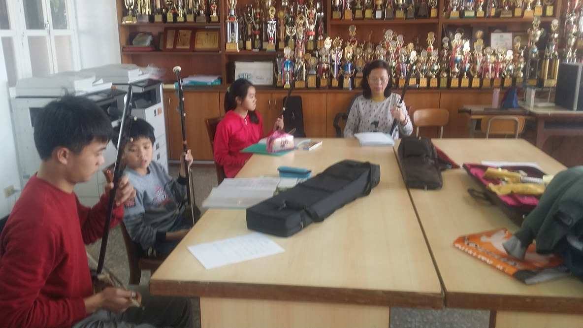 國樂社每週也與蚵寮國小學童切磋交流