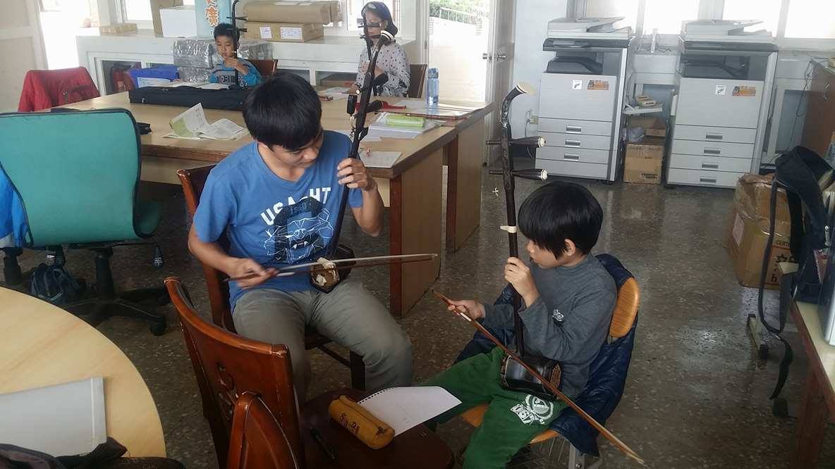 國樂社與蚵寮國小學童切磋交流