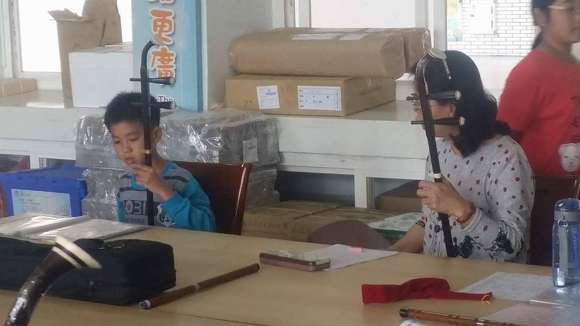 蚵寮國小學童練習國樂