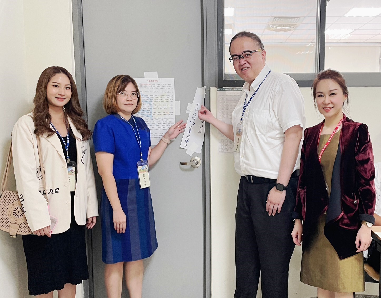 泰國貿易經濟辦事處馬化欣副代表會同本校潘婉玲助理教授共同拆封考場封條
