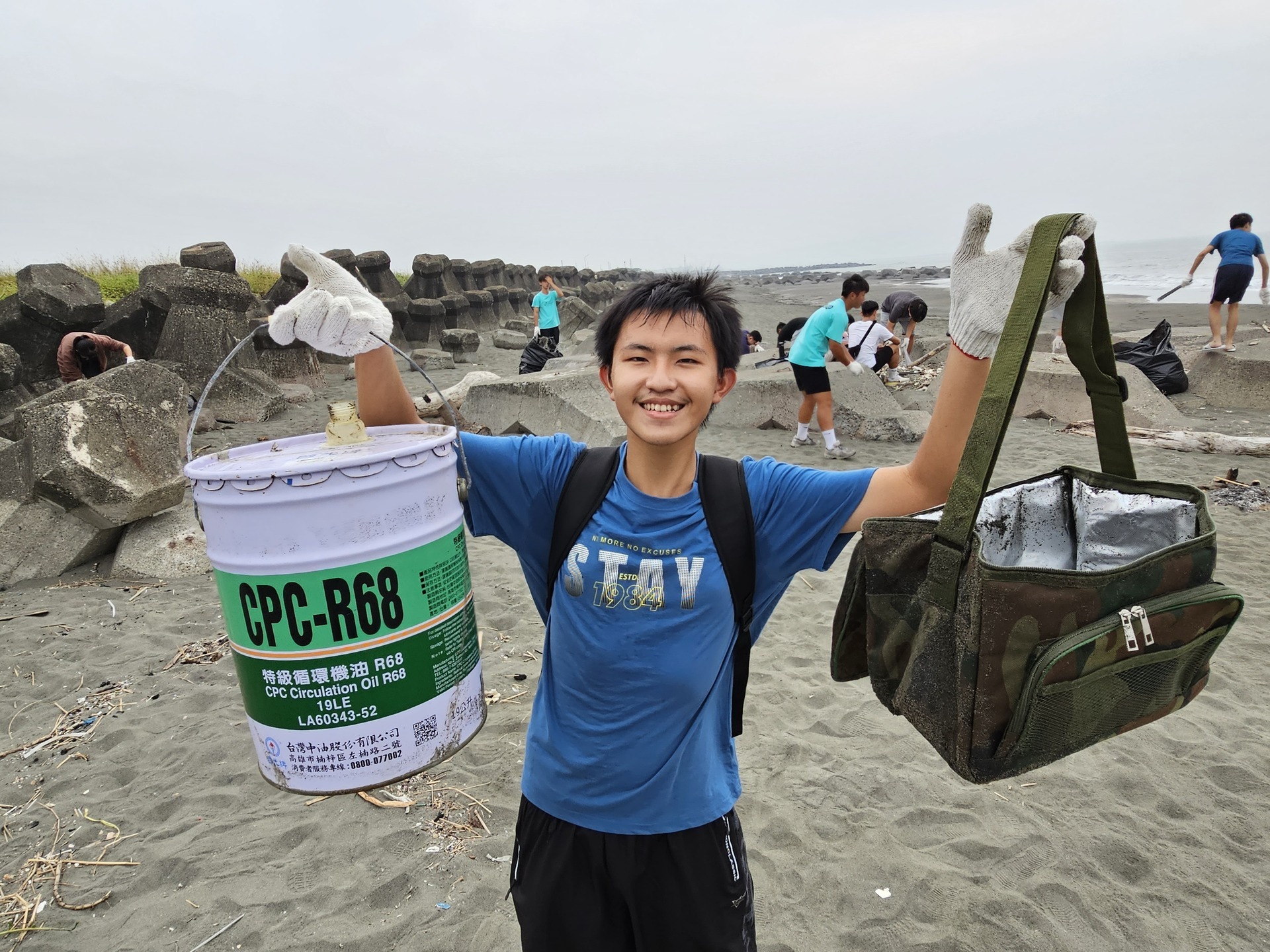 NUK's faculty and students collaborate with the local community to initiate the Kezailiao Beach cleanup. 001Image