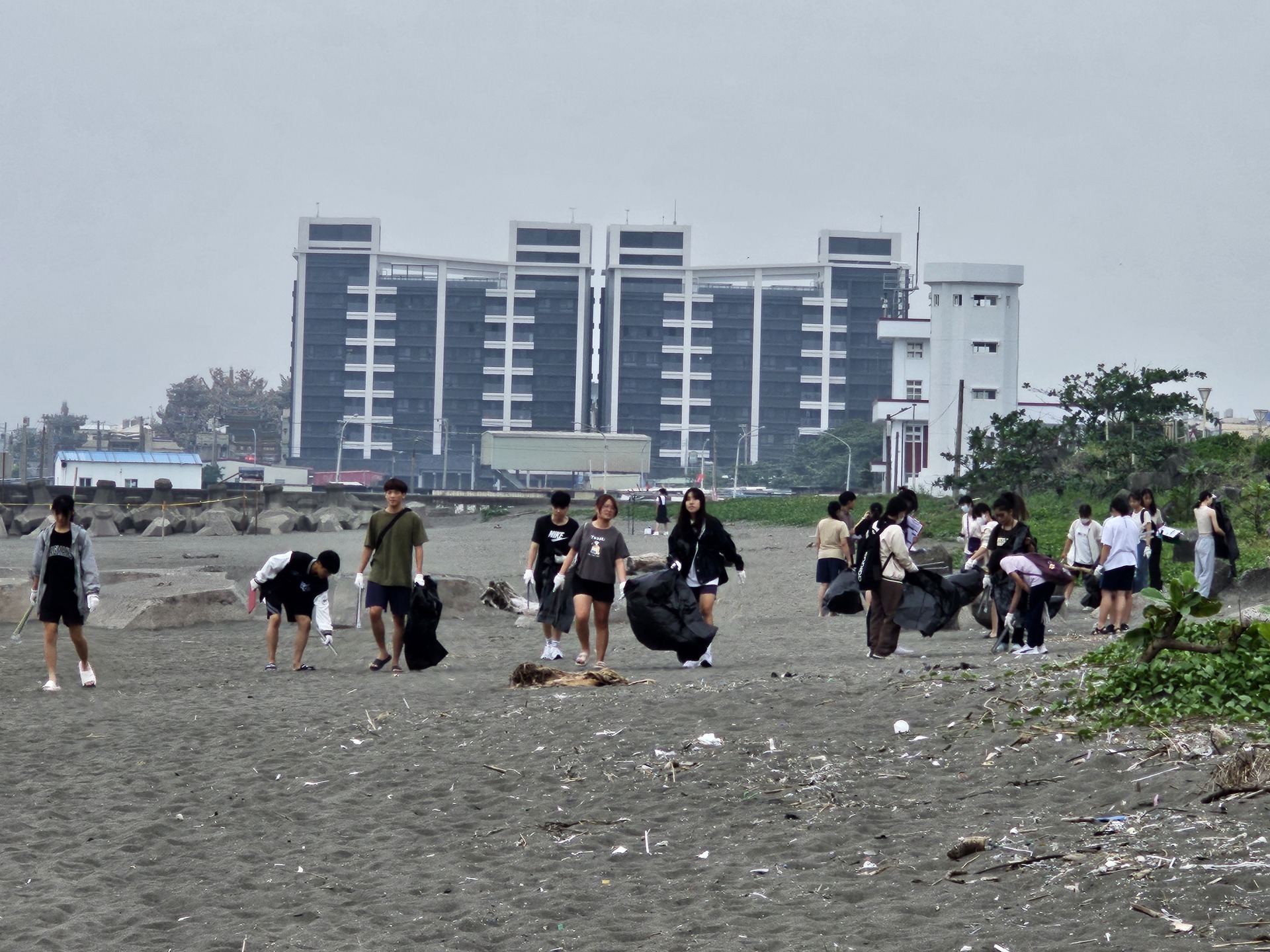 NUK's faculty and students collaborate with the local community to initiate the Kezailiao Beach cleanup. 003Image